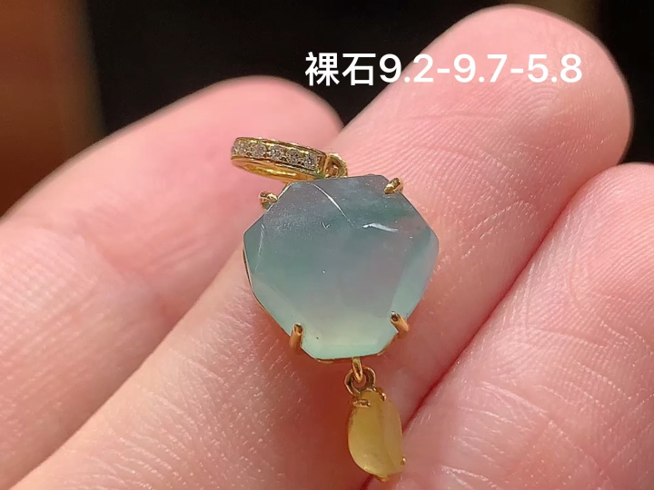 ️18K 双彩随形吊坠,无裂,尺寸，9.2-9.7-5.8
