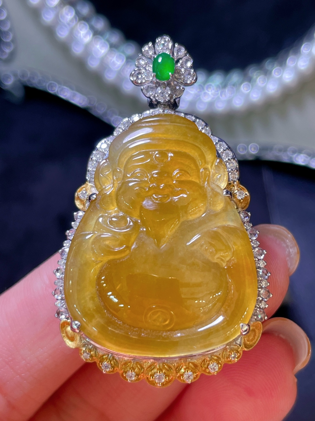 翡翠A货 财神吊坠，黄翡满色，料子冰润细腻，种老起光，18k金镶真钻，上身佩戴效果很好，尺寸如图，
