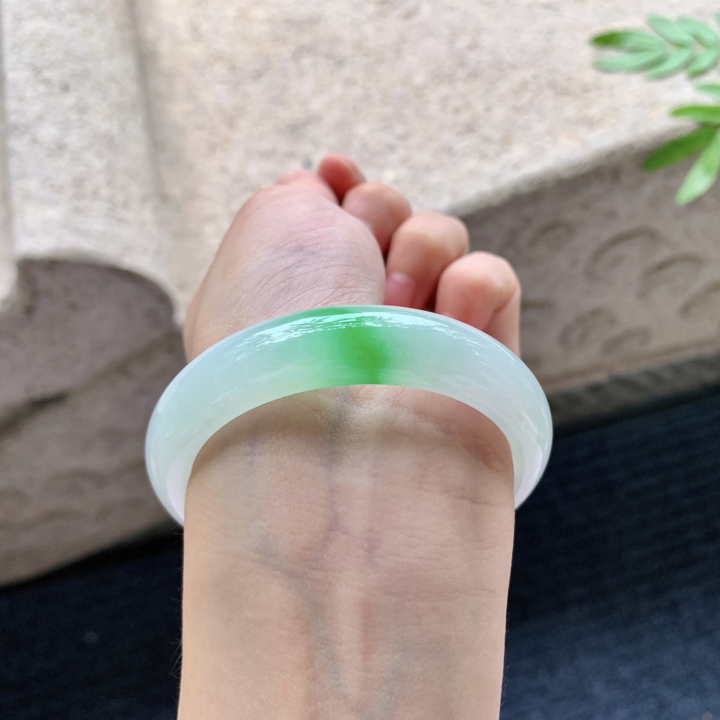 正圈51 52，圈口52.3/12/7.5，编码G9082722，细糯飘辣绿，水润，种老，细腻，打灯有棉线