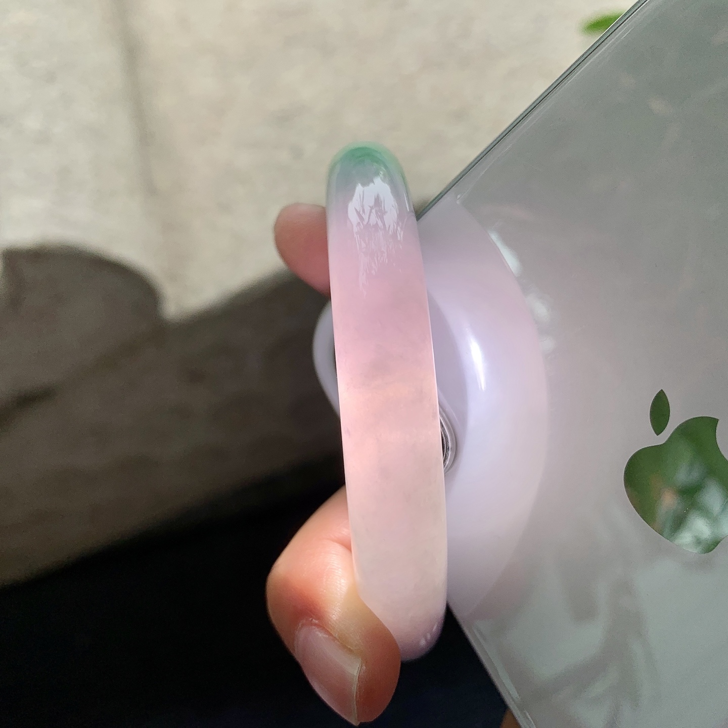 圆条53 54,圈口54.6/11.5/11.6,编码Q5082707,描述春彩，水润，种老，细腻，打灯有棉线