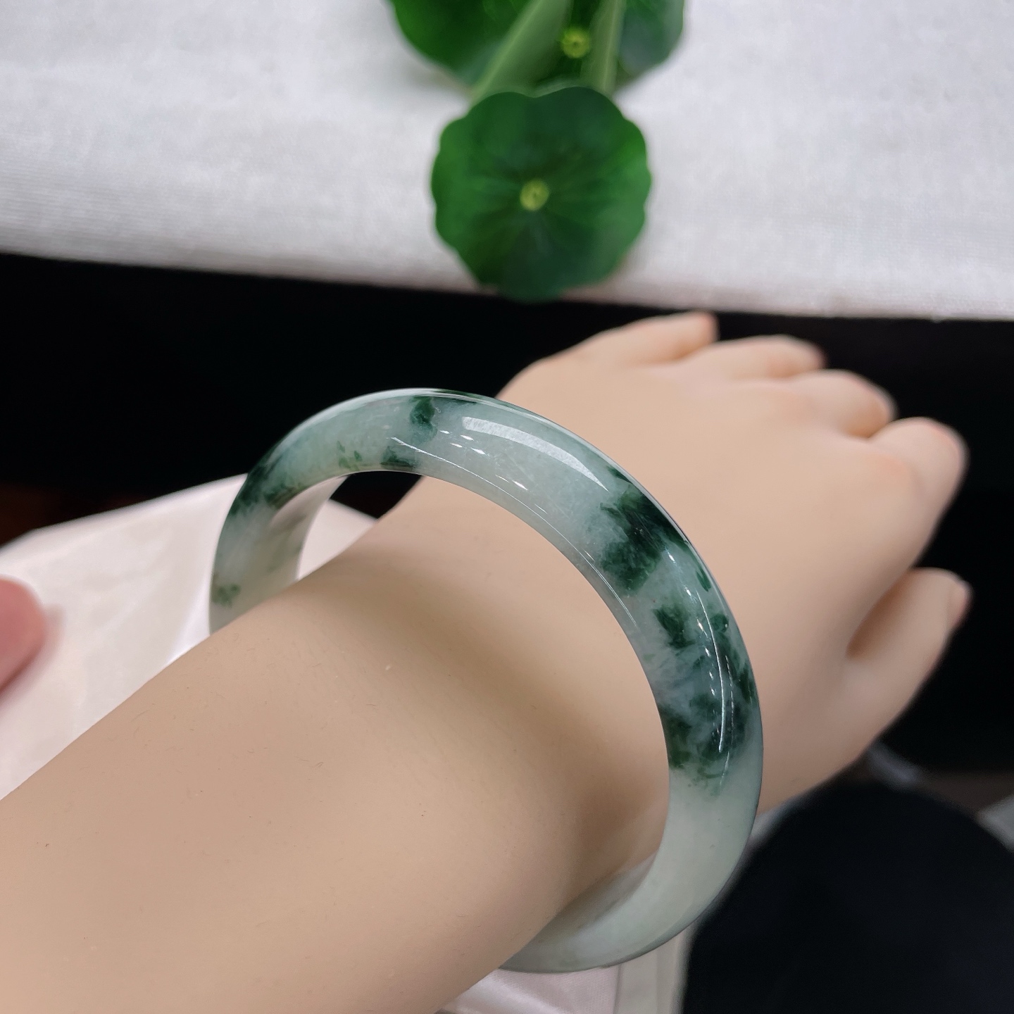 翡翠手镯 圈口58.6/13.6/7.8，飘花正圈，58/59可戴，仿若青潭浮云，翠色与淡青交织。