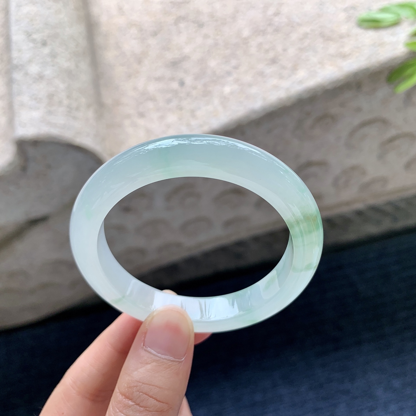 正圈49 50，圈口50.8/10.2/7.8，编码GF082610，冰糯飘绿，清透，水润，种老，细腻，打灯有棉线