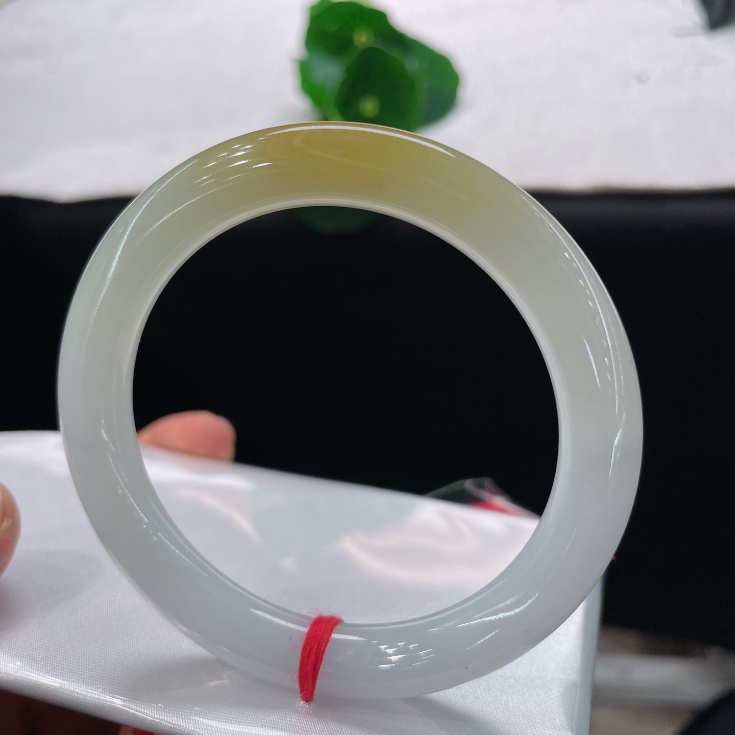 圈口58.2/9.8，黄翡圆条，正圈58/59可戴，似霜凝素玉，通透温润澄澈，一抹暖黄焦糖。无裂。