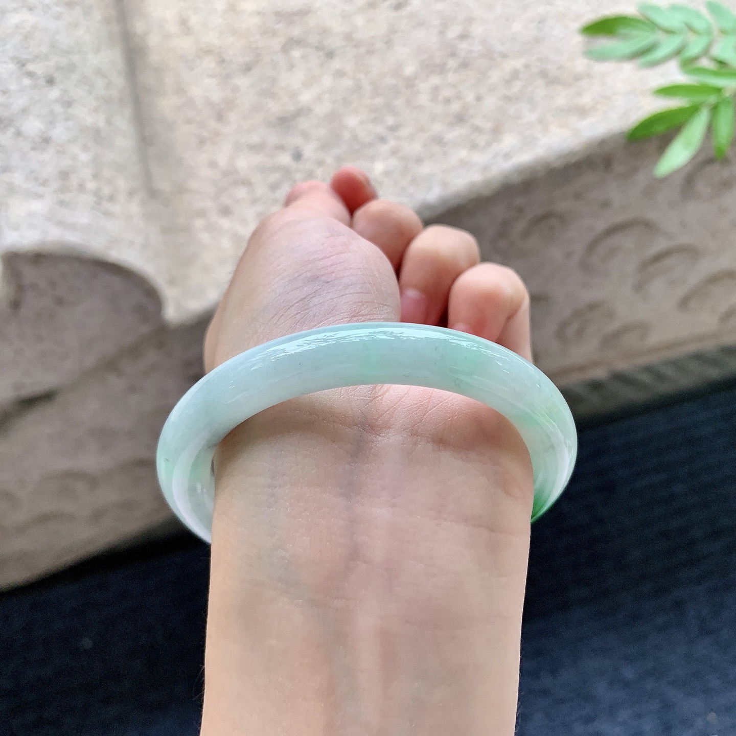 圆条53 54，圈口54.9/9.3/9，编码BA082715，描述：细糯飘辣绿，水润，种老，细腻，打灯有絮线