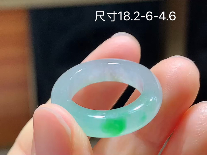 冰飘绿戒圈,老坑冰透 种老水足 水润光泽,性比高,无裂,尺寸看图