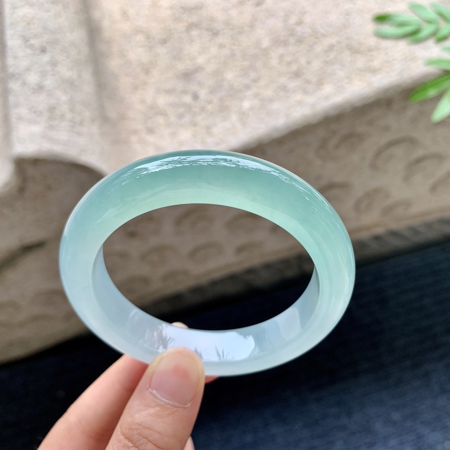 正圈53 54，圈口54.8/12.4/9，编码G7082730，描述冰种晴绿，清透，水润，种老，细腻，打灯有棉线