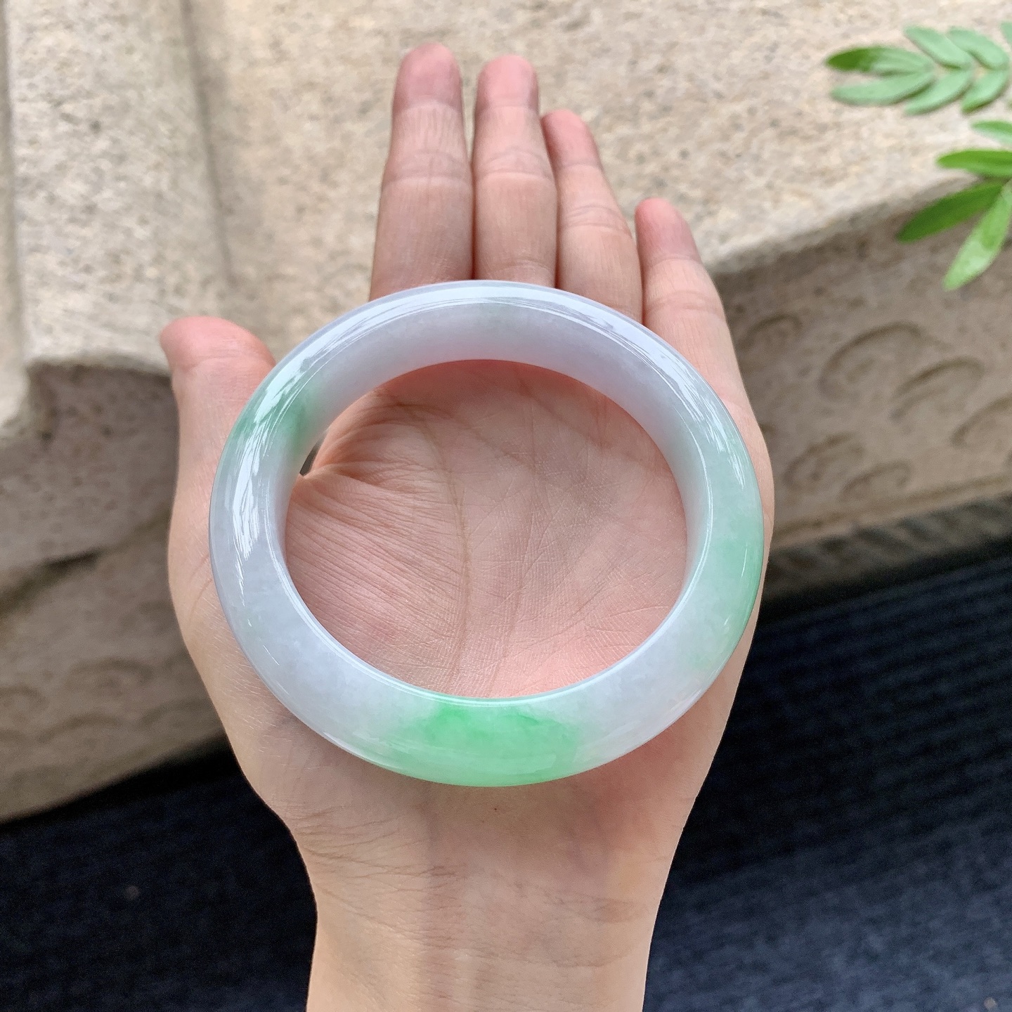 正圈56 57，圈口57.6/12.7/9.5，编码G9082719，描述细糯飘绿，水润，种老，细腻，打灯有棉纹