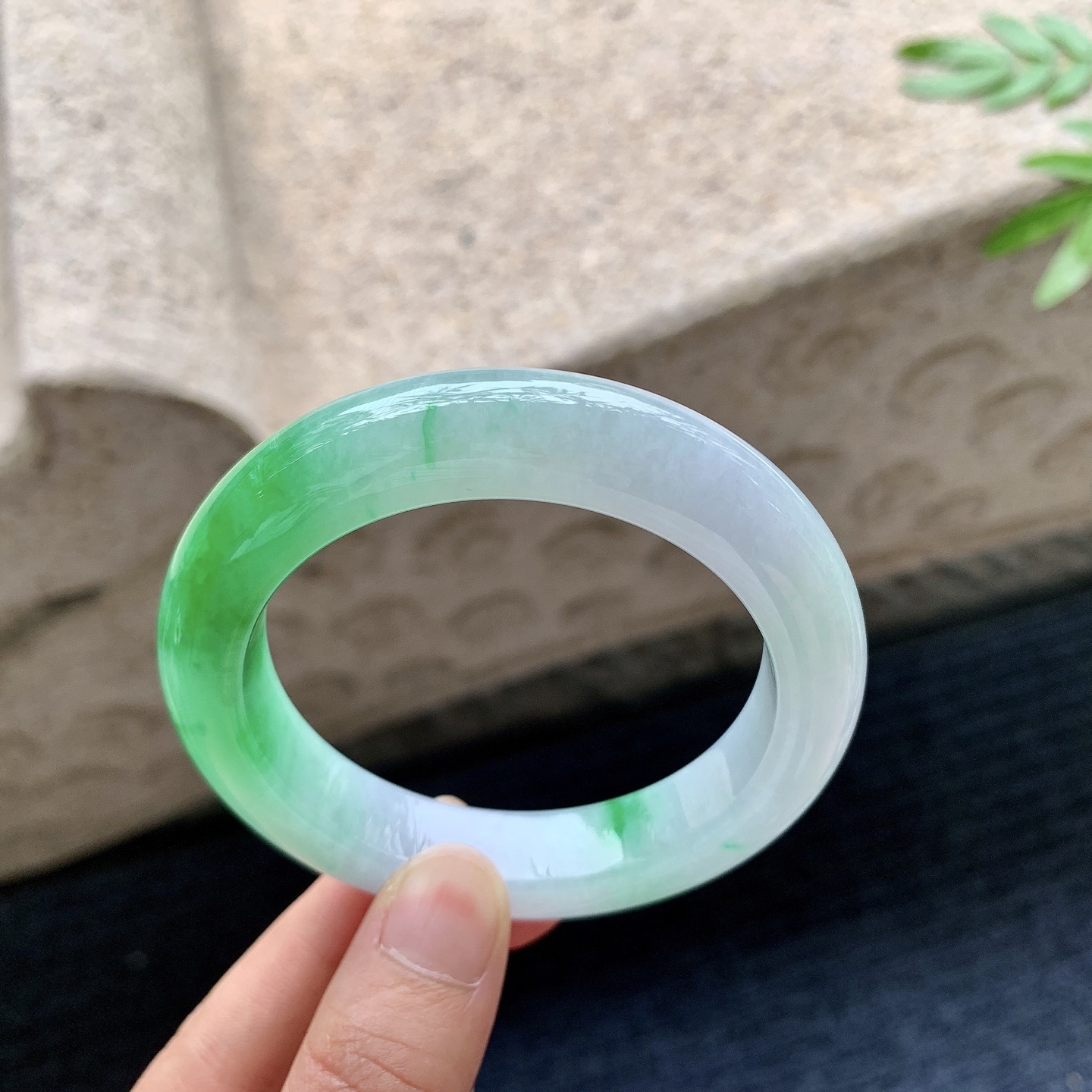 正圈53 54,圈口54.3/12/9.7,编码B2082738,描述冰糯飘辣阳绿，水润，种老，细腻，打灯有絮线