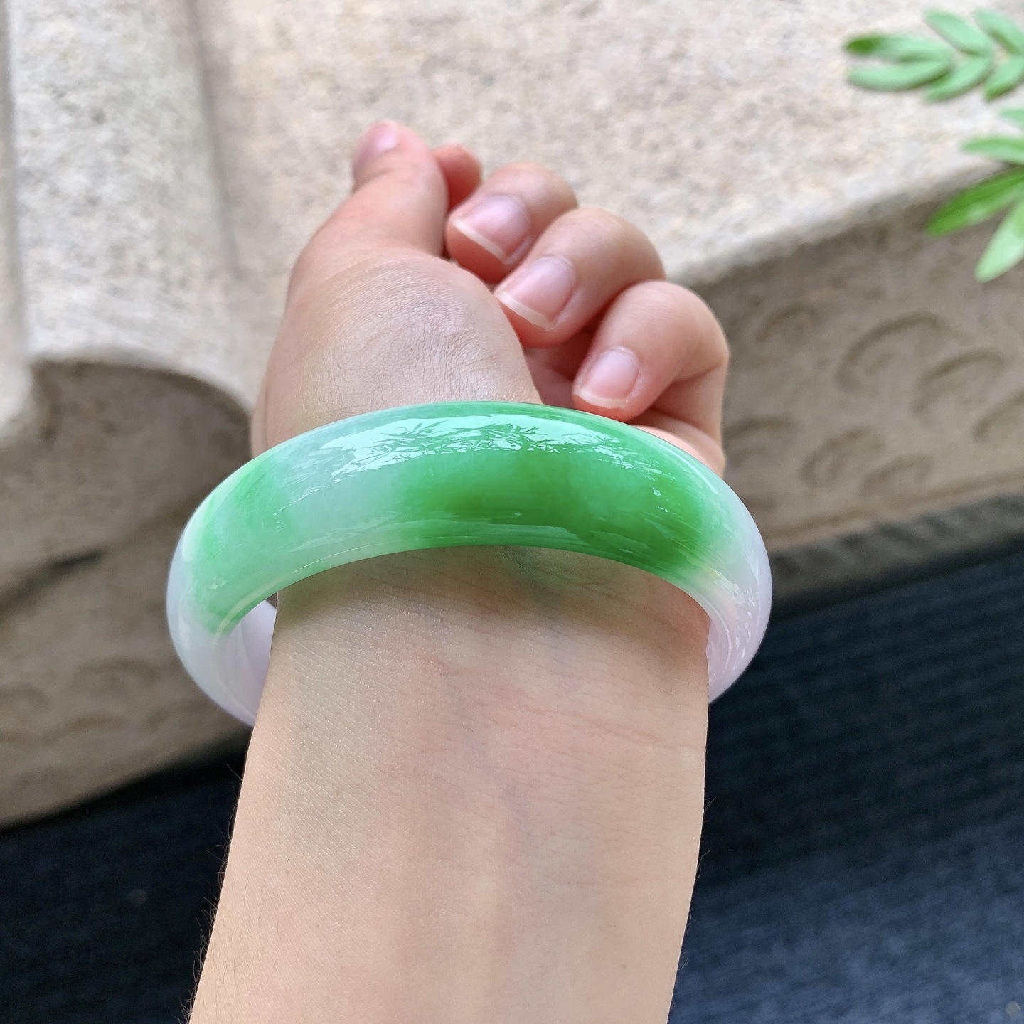 正圈57 58，圈口58.7/16.5/7.8，编码BA082720，描述：春彩，飘辣绿，水润，种老，细腻，打灯有棉线
