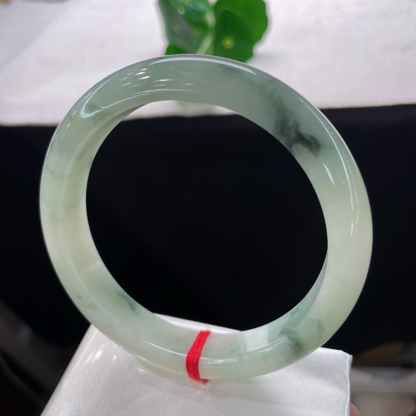 翡翠手镯 圈口58.7/11.7/8，飘花正圈，58/59可戴，仿若薄雾绕林，冰肌清透莹润。墨色飘花如烟云漫卷。