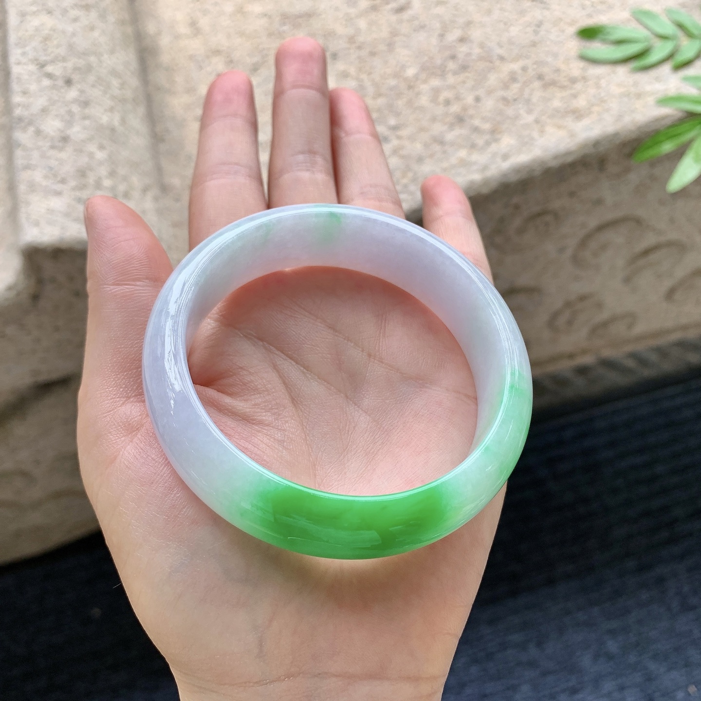 正圈57 58，圈口58.7/16.5/7.8，编码BA082720，描述：春彩，飘辣绿，水润，种老