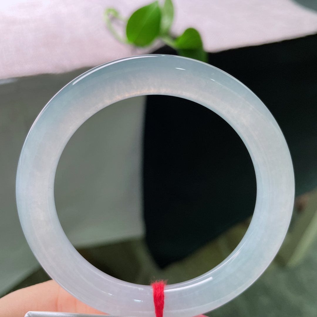 54/9.2，白冰圆条，通体冰透起胶，清润干净，上手清冷温柔，自带氛围感，一汪清冰，温润藏光，无裂，ss55698a
