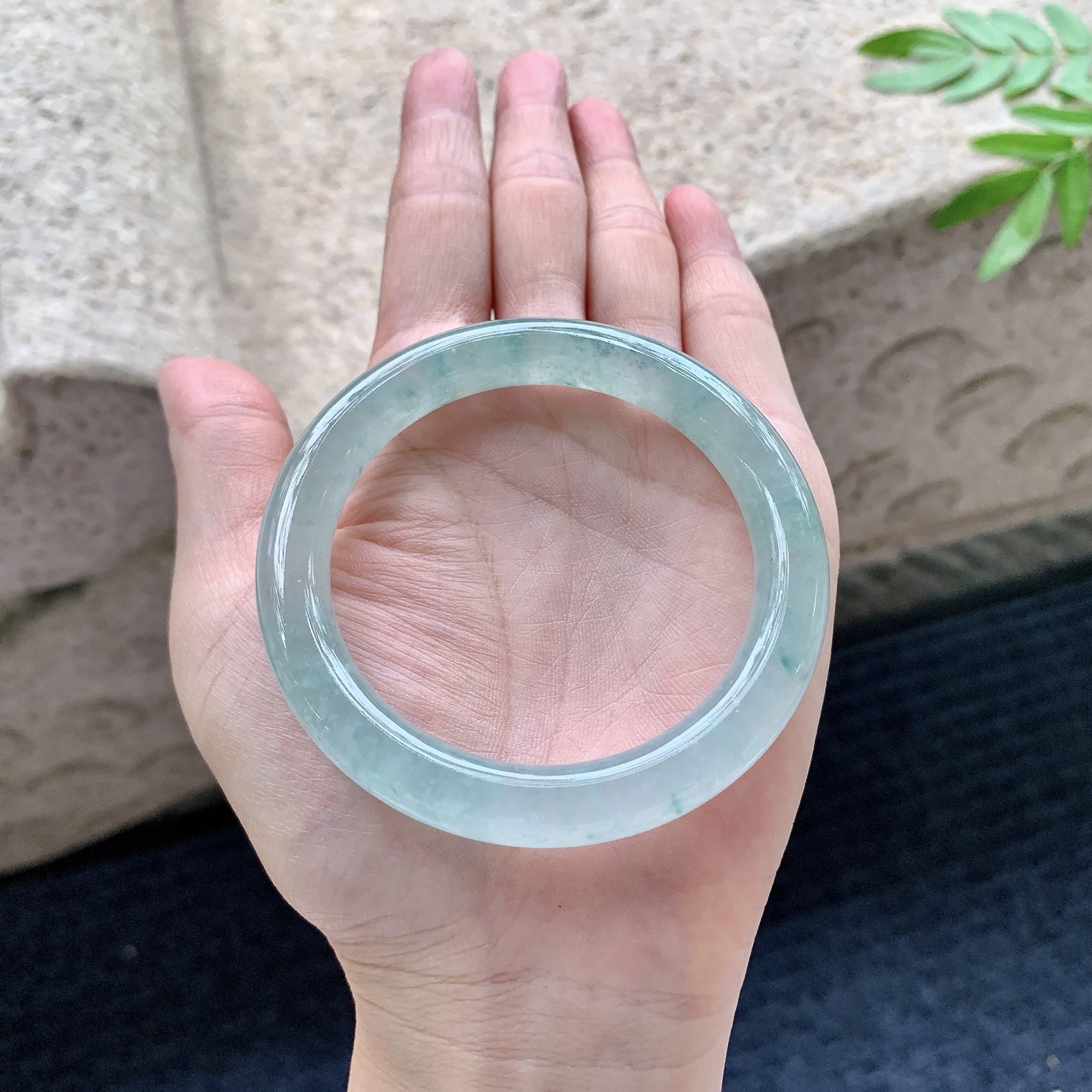 圆条52 53，圈口53.8/9.3/9，编码C5082737，冰糯飘花，水润，种老，细腻，打灯有絮线