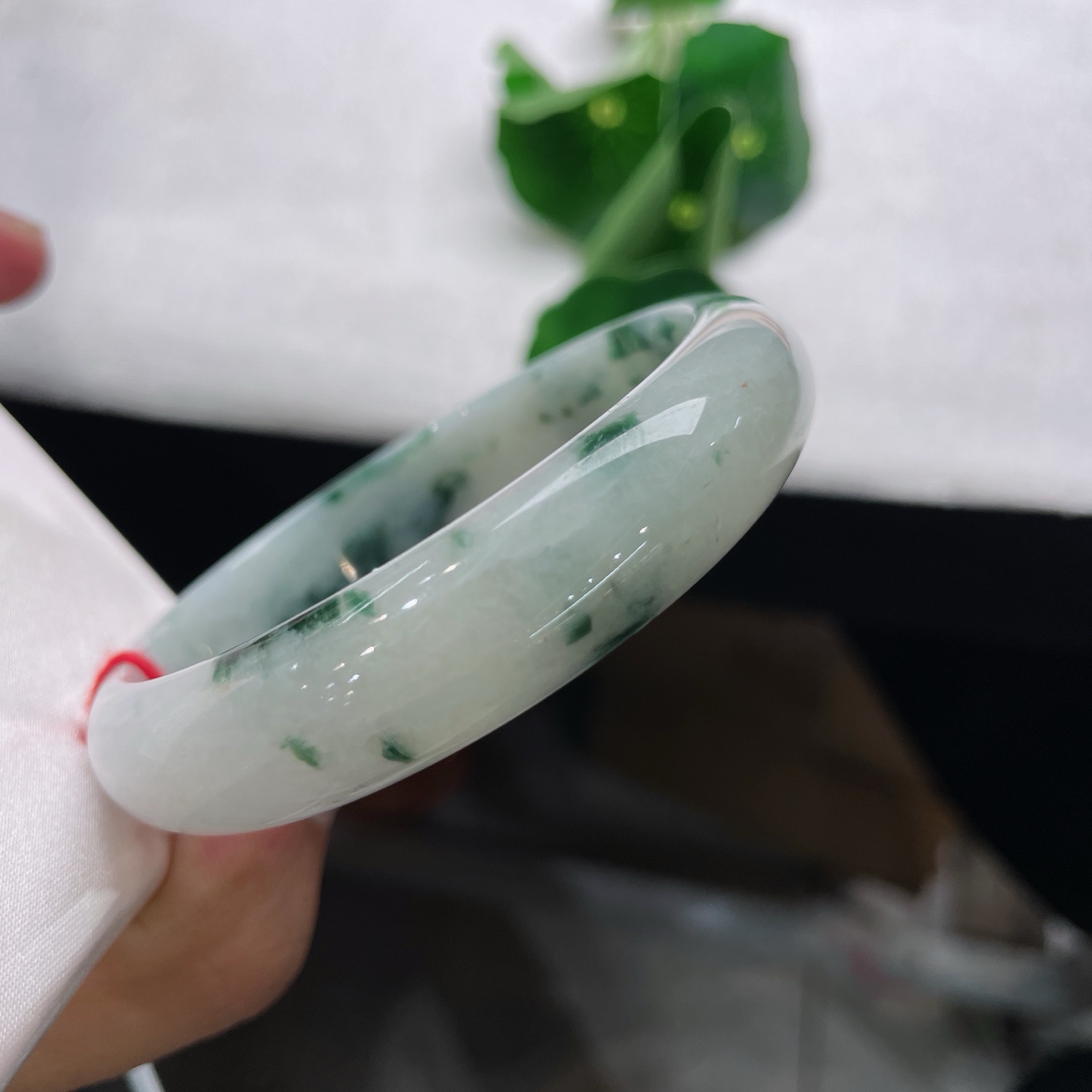 翡翠手镯 圈口58.6/13.6/7.8，飘花正圈，58/59可戴，仿若青潭浮云，翠色与淡青交织。