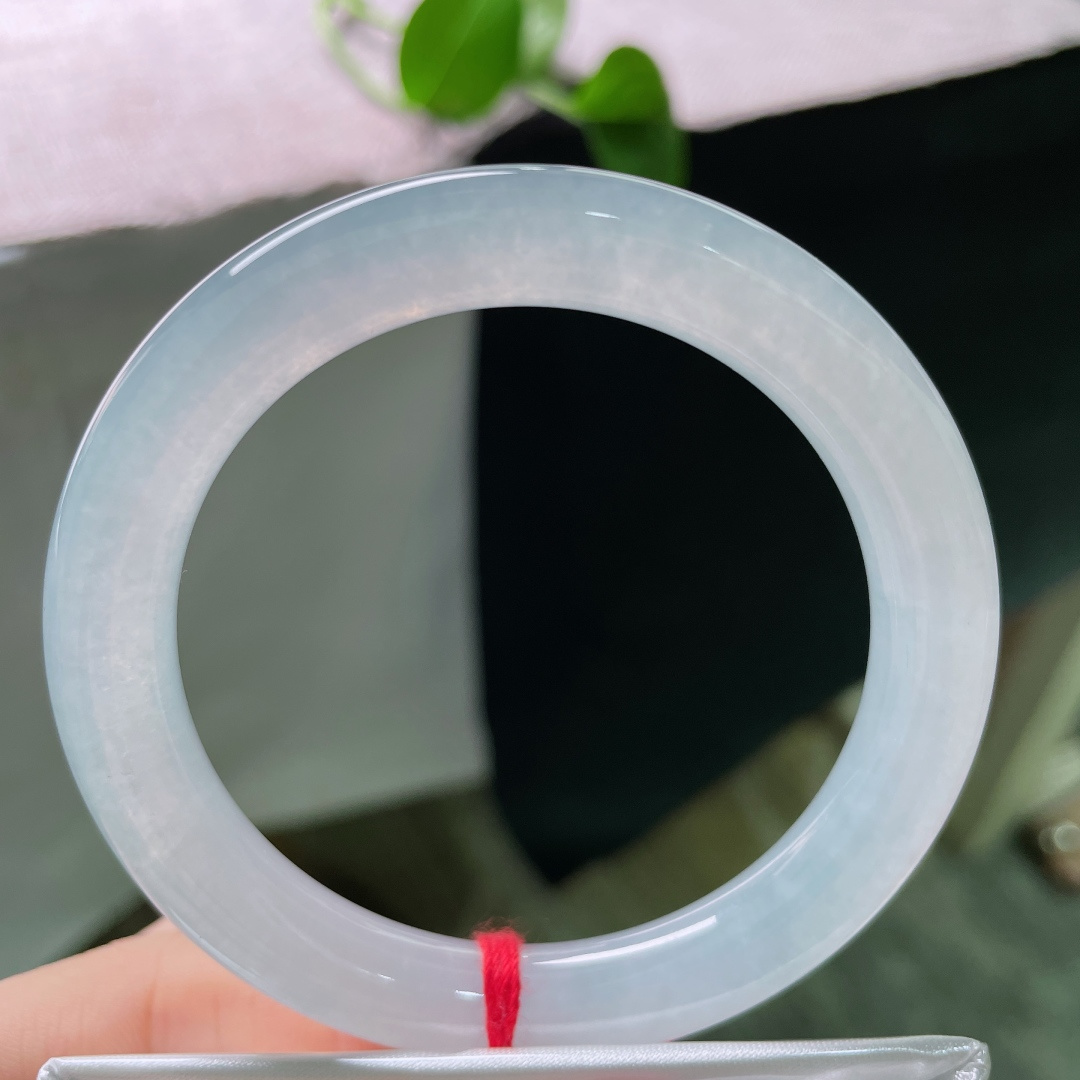 54/9.2，白冰圆条，通体冰透起胶，清润干净，上手清冷温柔，自带氛围感，一汪清冰，温润藏光，无裂，ss55698a