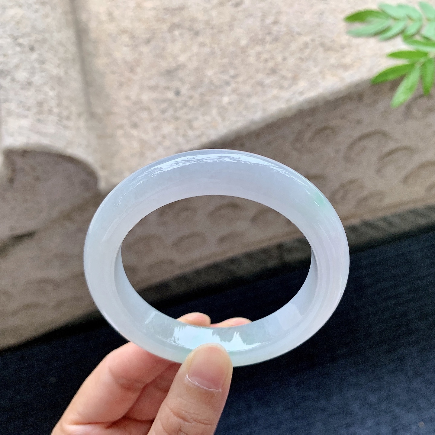 正圈54 55，圈口55.7/12.4/9.3，编码G9082723，糯冰飘绿，水润，种老，细腻，无裂。
