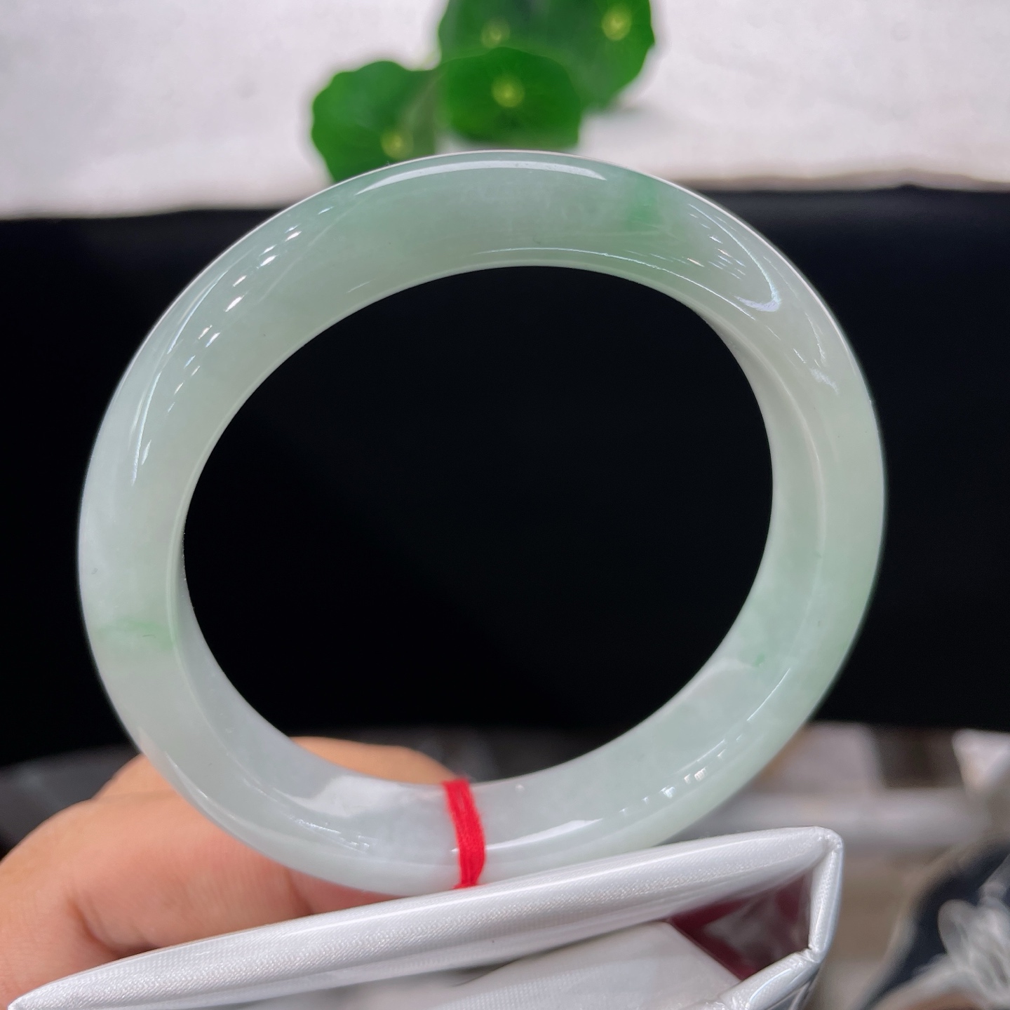 翡翠手镯 圈口57.5/12.5/8.6，白底飘绿花正圈，绿意如烟似雾缓缓晕开，无裂。