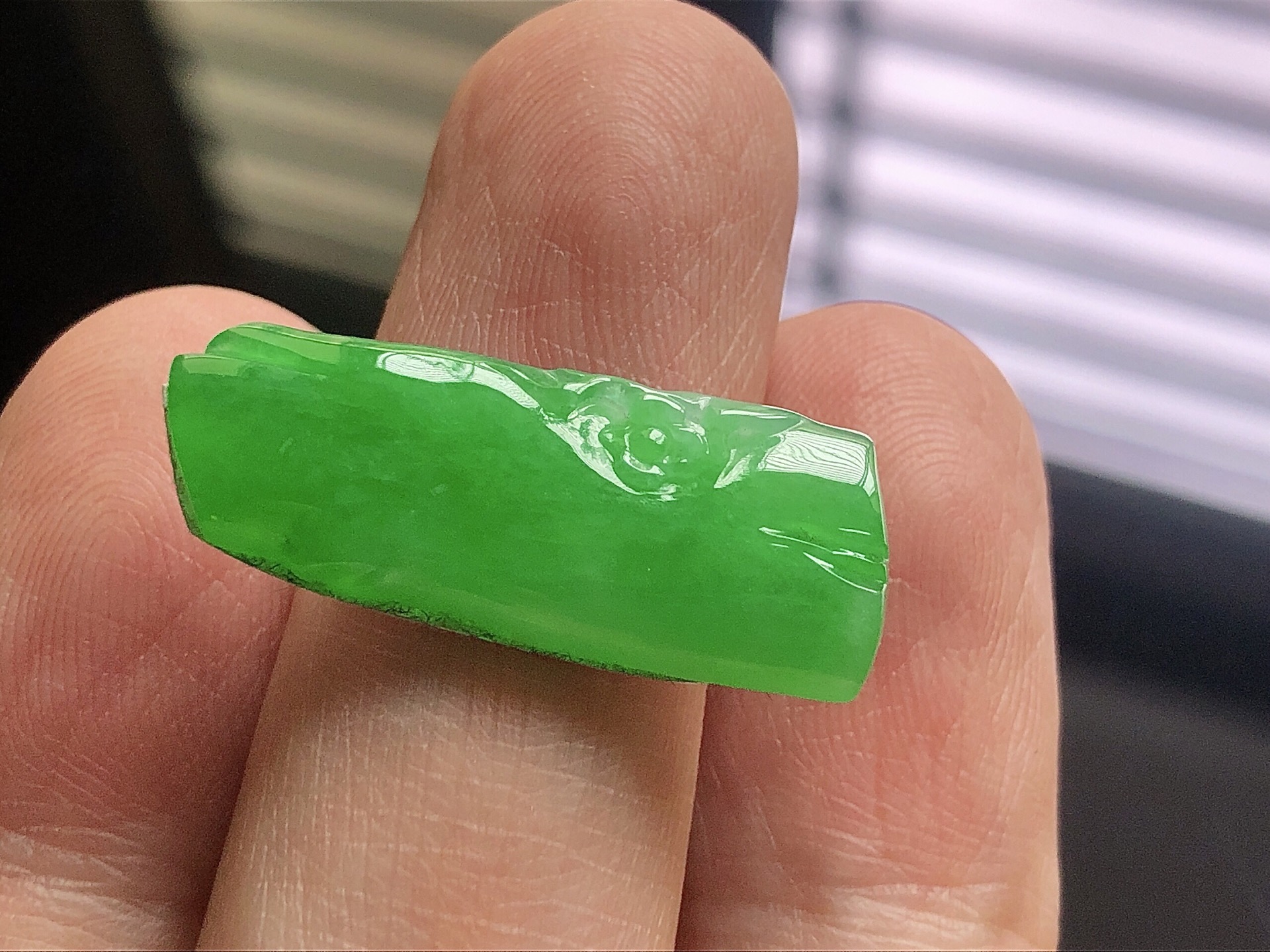 ️ 冰种阳绿竹节， 色泽艳阳，通透水润，玉质细腻，夺目迷人，镶嵌效果，品相，无裂，尺寸27.2*1