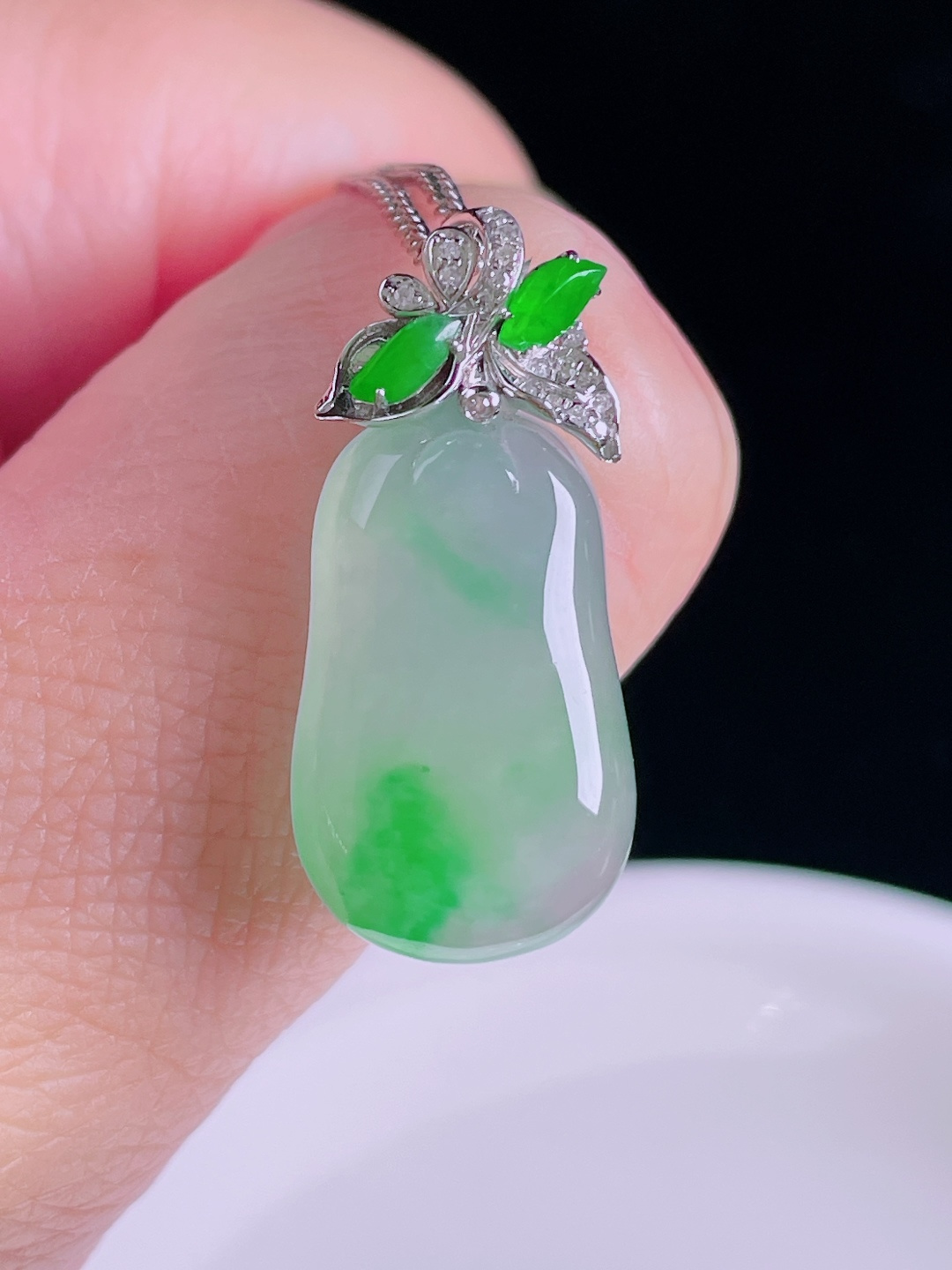 冰绿福瓜，18k镶嵌，老种起光，细底通透，尺寸：28裸石22.8/13/4.7mm0826