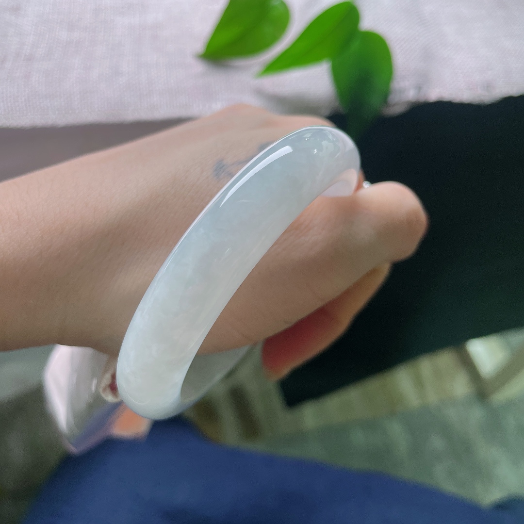 白月光正圈，无裂，玉质温润细腻，水头通透，镯身泛着柔和的莹光，上手冰冰凉凉，触感顺滑舒适。ss57802a
