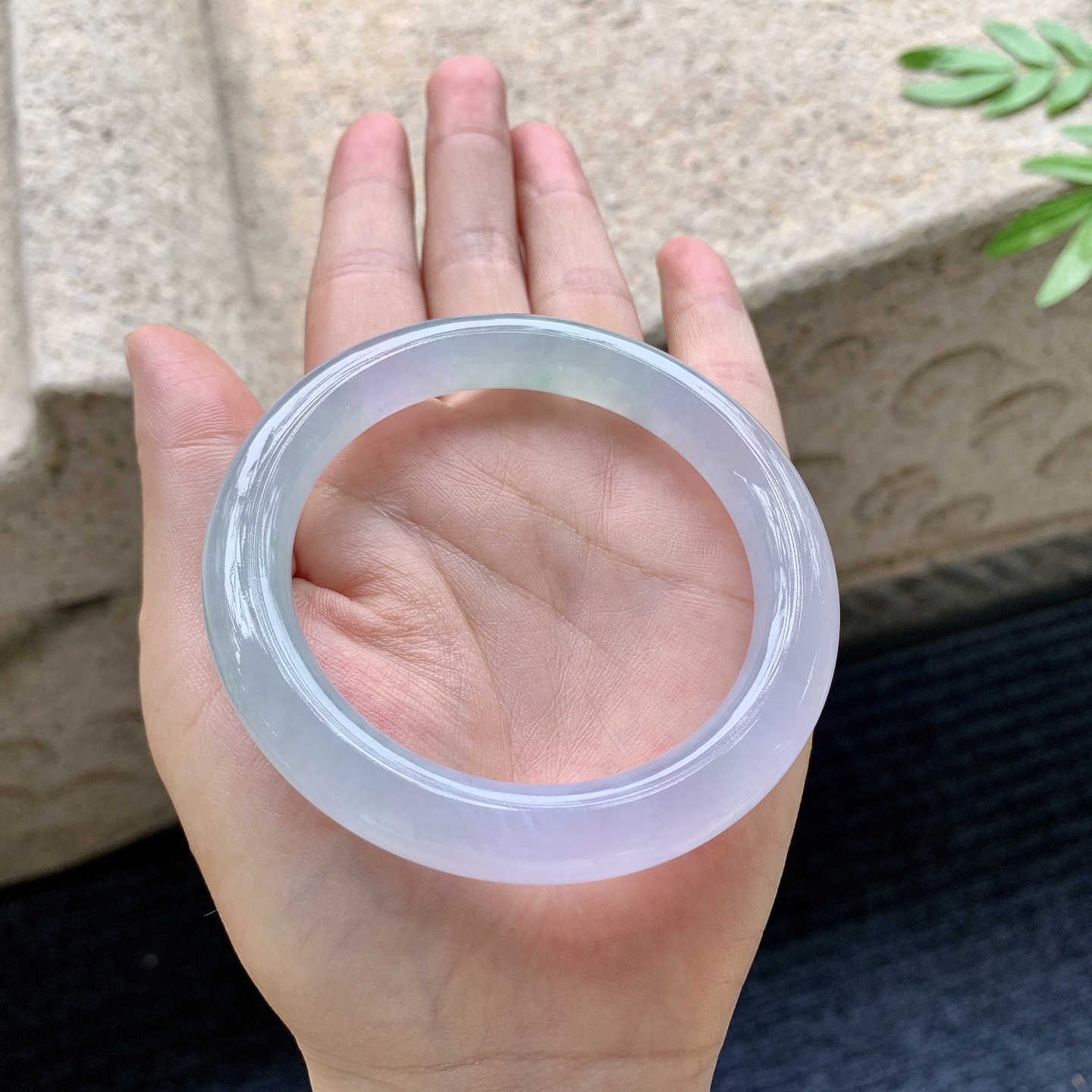 圆条56 57,圈口57.5/10.2/10.2,编码C11082706,描述冰糯春彩，水润，种老，细腻，打灯有纹线