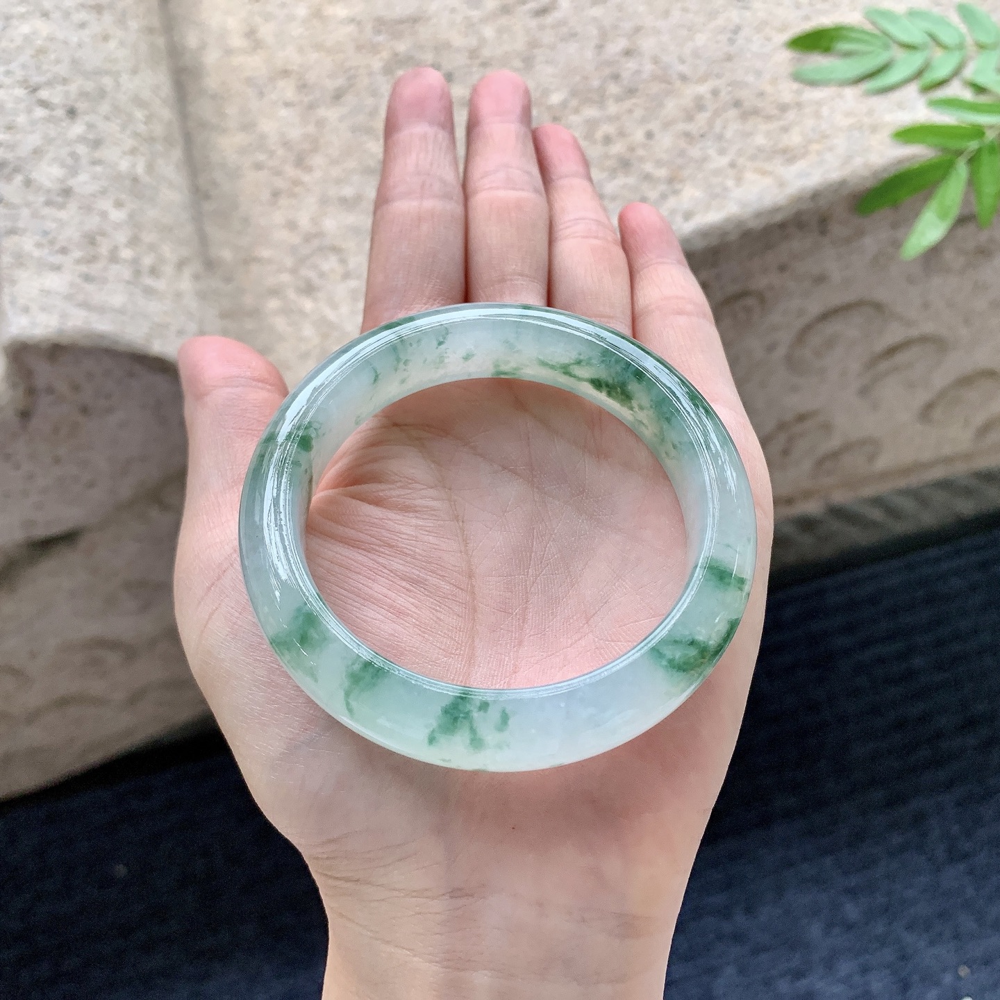 正圈53 54，圈口54.3/13/8.6，编码B2082741，冰糯飘花，水润，种老，细腻，打灯有絮线
