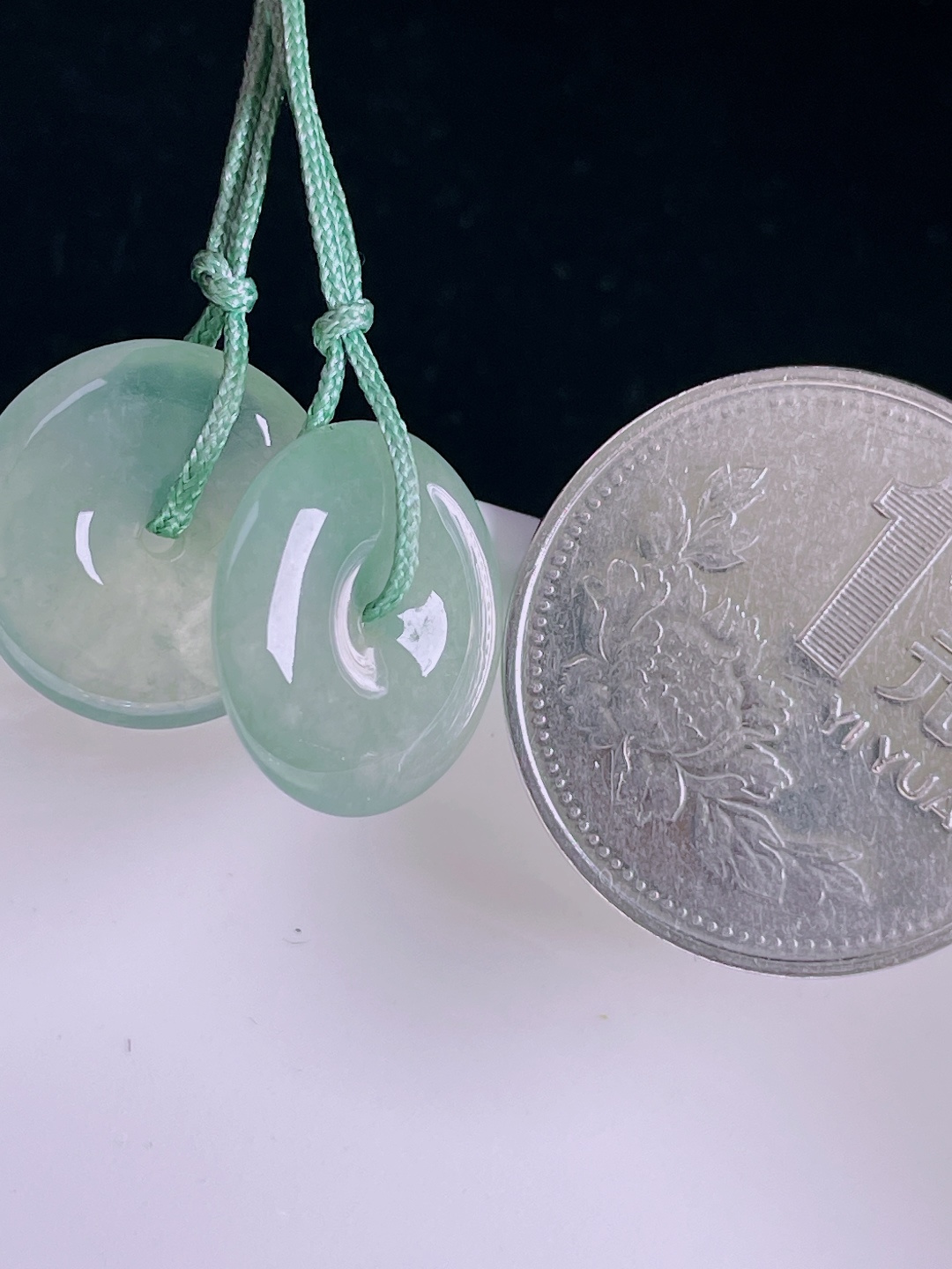 冰绿平安扣耳坠，老种起光，细底通透，尺寸：15.4/3.6mm0826