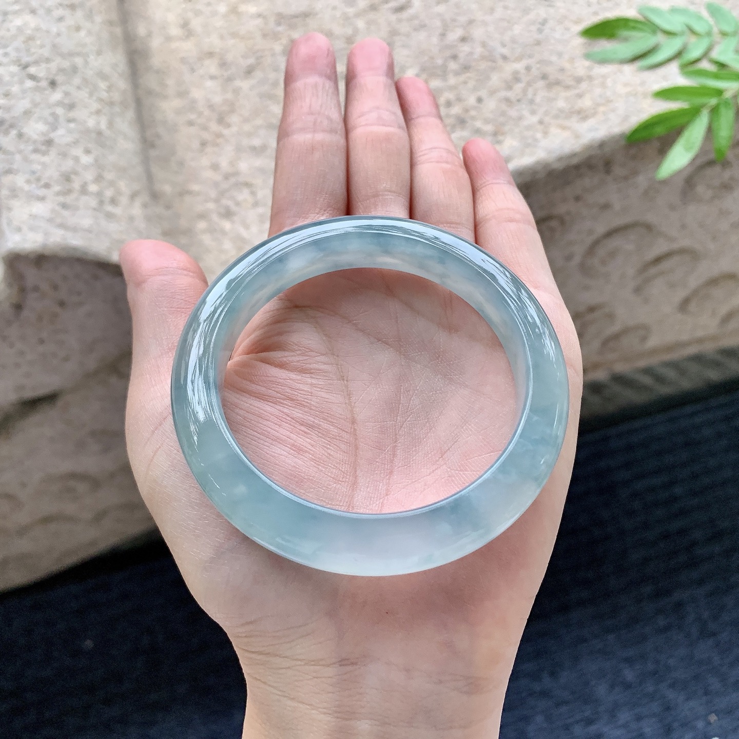 正圈54 55,圈口55.4/10.7/8.8,编码C5082743,描述糯冰飘花，水润，种老，细腻，打灯有纹线