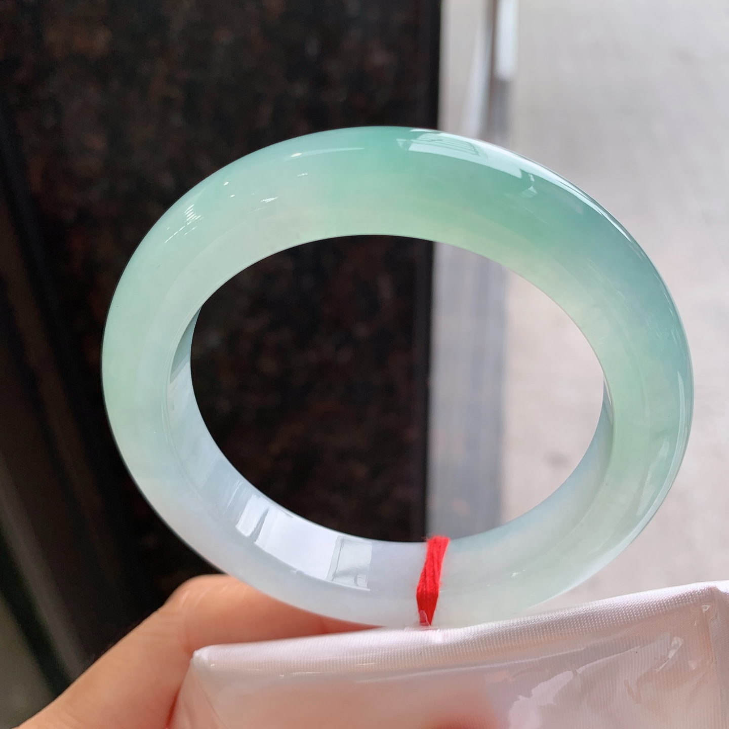 正圈冰飘绿 无裂 尺寸：57.8/12/10.8 种色俱佳