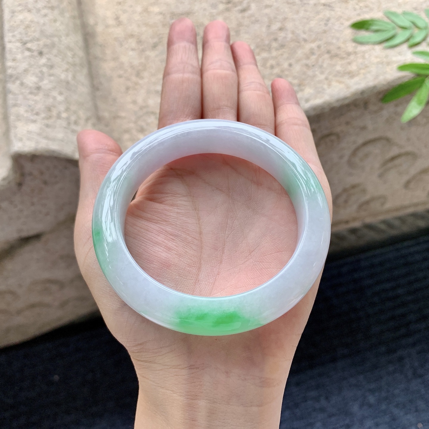 正圈56 57，圈口57.6/12.7/9.5，编码G9082719，描述细糯飘绿，水润，种老，细腻