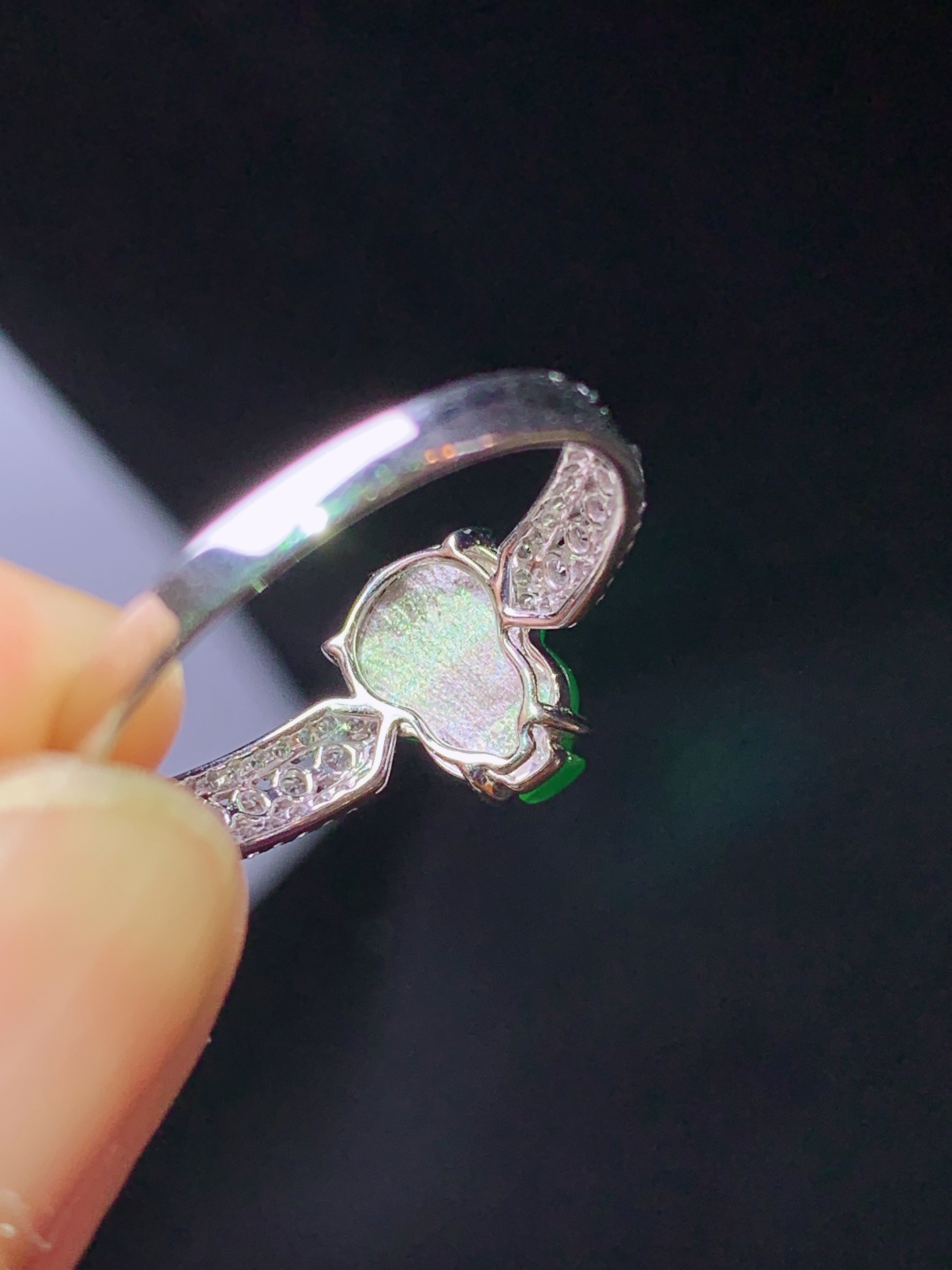 18k金钻镶嵌冰阳绿葫芦戒指 玉质细腻 色泽艳丽清新 水润亮眼 圈口13.5 裸石尺寸8.5*6.8*2.8 b2