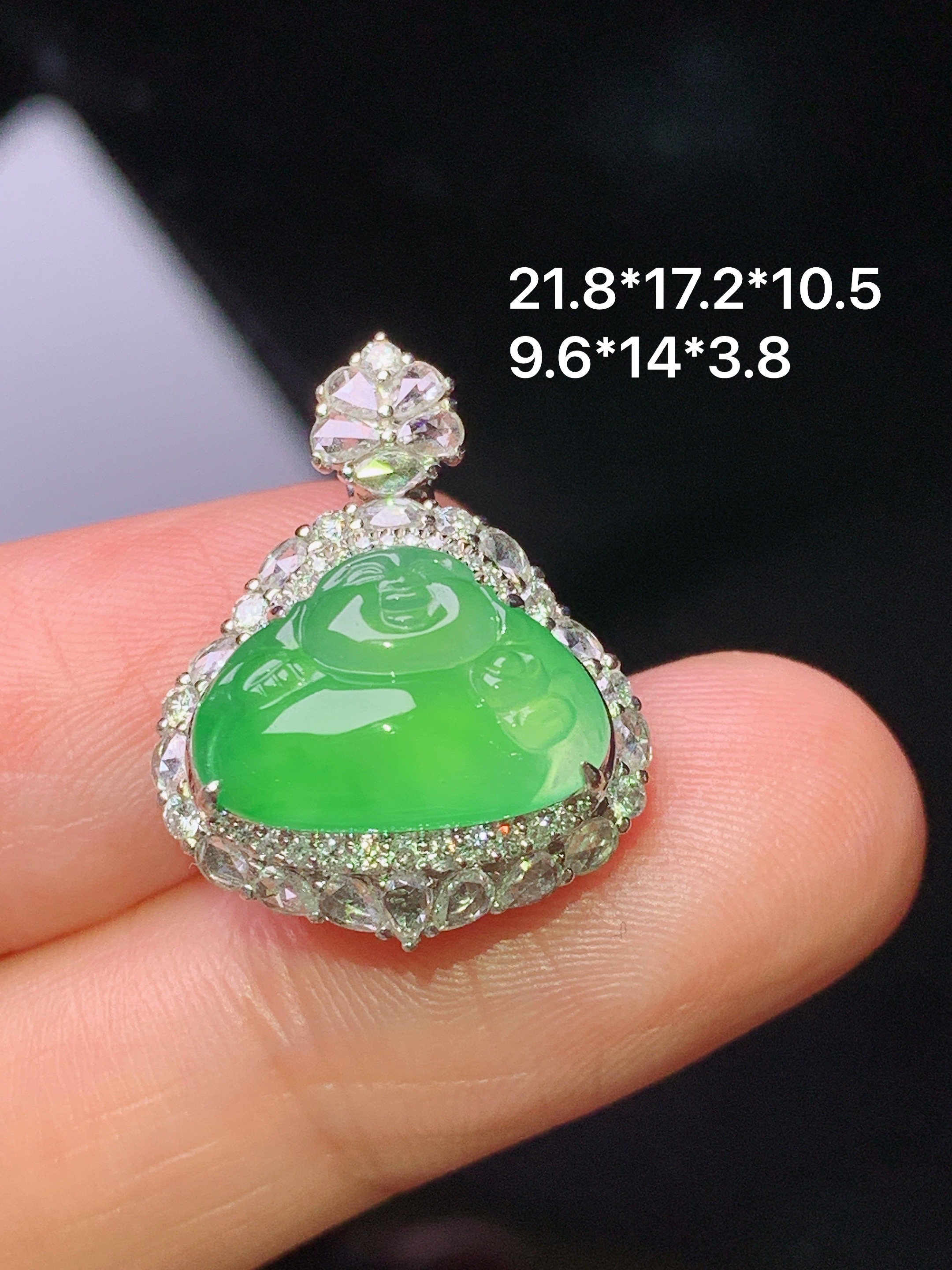 18k金钻镶嵌阳绿佛公吊坠 玉质细腻 色泽艳丽清新 水润亮眼 整体尺寸21.8*17.2*10.5 c1