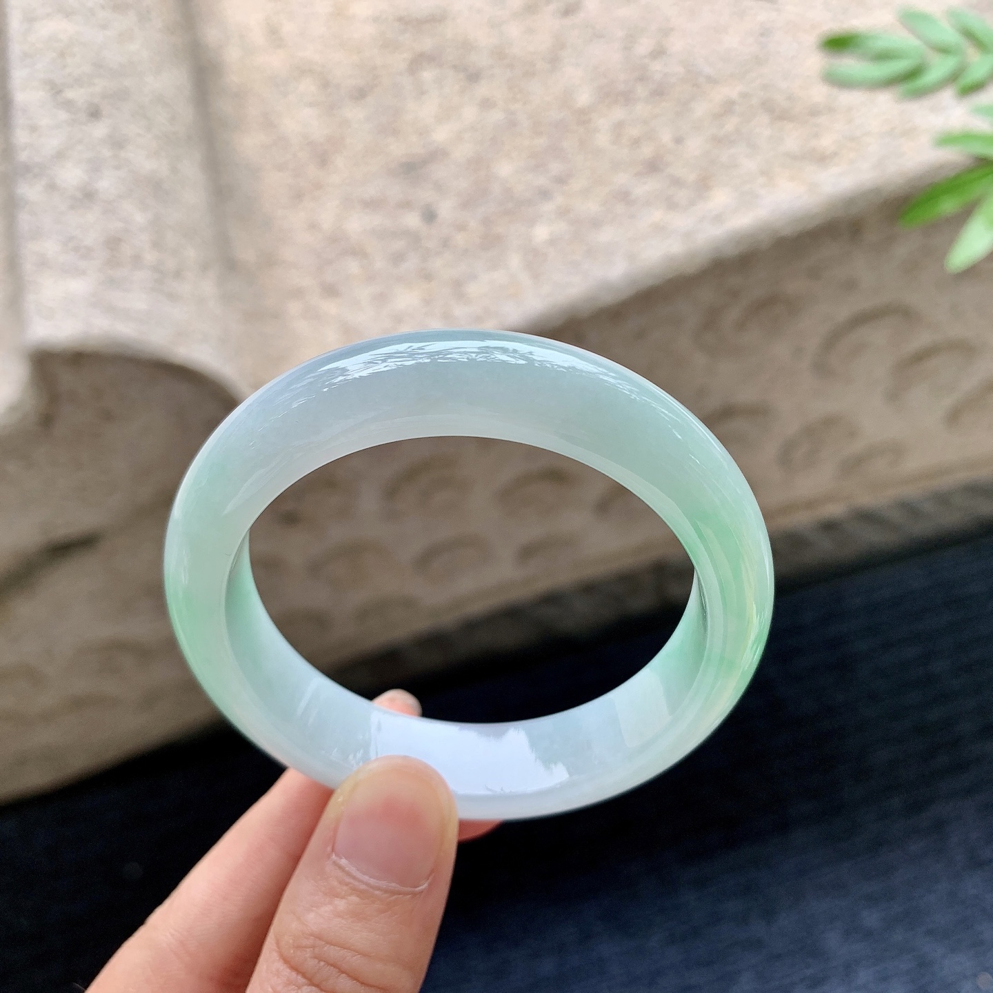 正圈51 52，圈口52/12.7/8，编码T1082703，描述细糯飘绿，水润，种老，细腻，有棉线