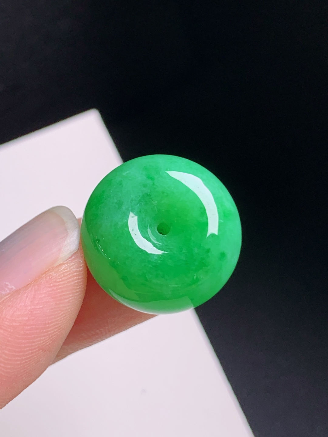 满绿平安扣，色泽鲜亮，圆润饱满，圆满喜乐