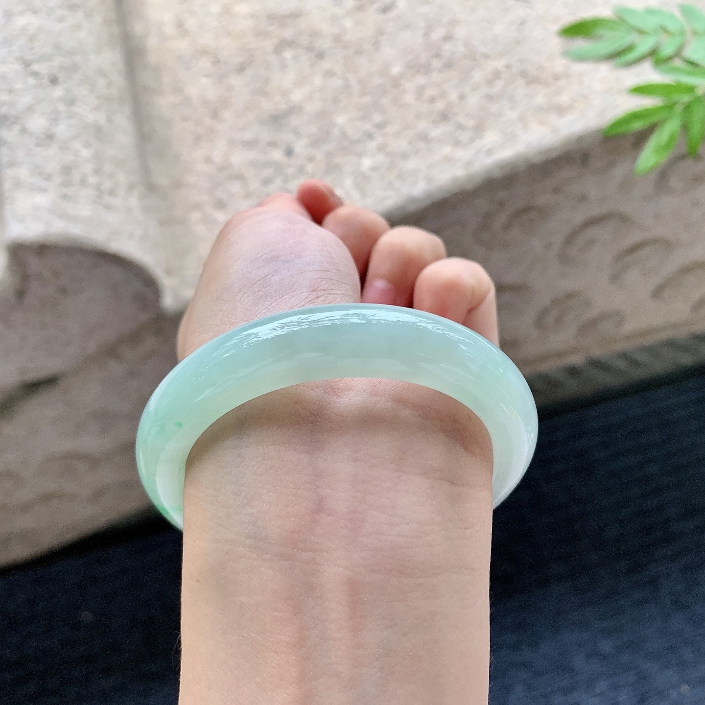 正圈53 54,圈口54/11.5/8.7,编码Q5082709,糯冰飘绿，水润，种老，细腻，打灯有棉线