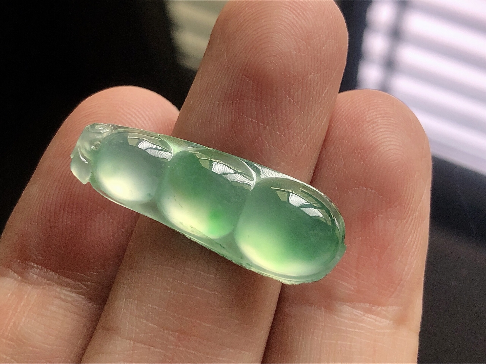 冰种阳绿福豆，色泽艳阳，通透水润，玉质细腻，夺目迷人，镶嵌效果，品相，无裂，尺寸29.3*10.2*