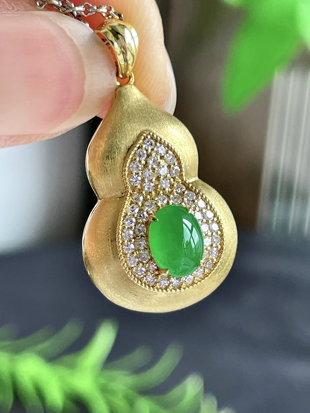 设计款葫芦冰阳绿蛋面吊坠,缅料 18k金镶嵌 无裂 性比高,整体29.2-15.6-11,裸石6.7-5.1-2.3,重量2.6克