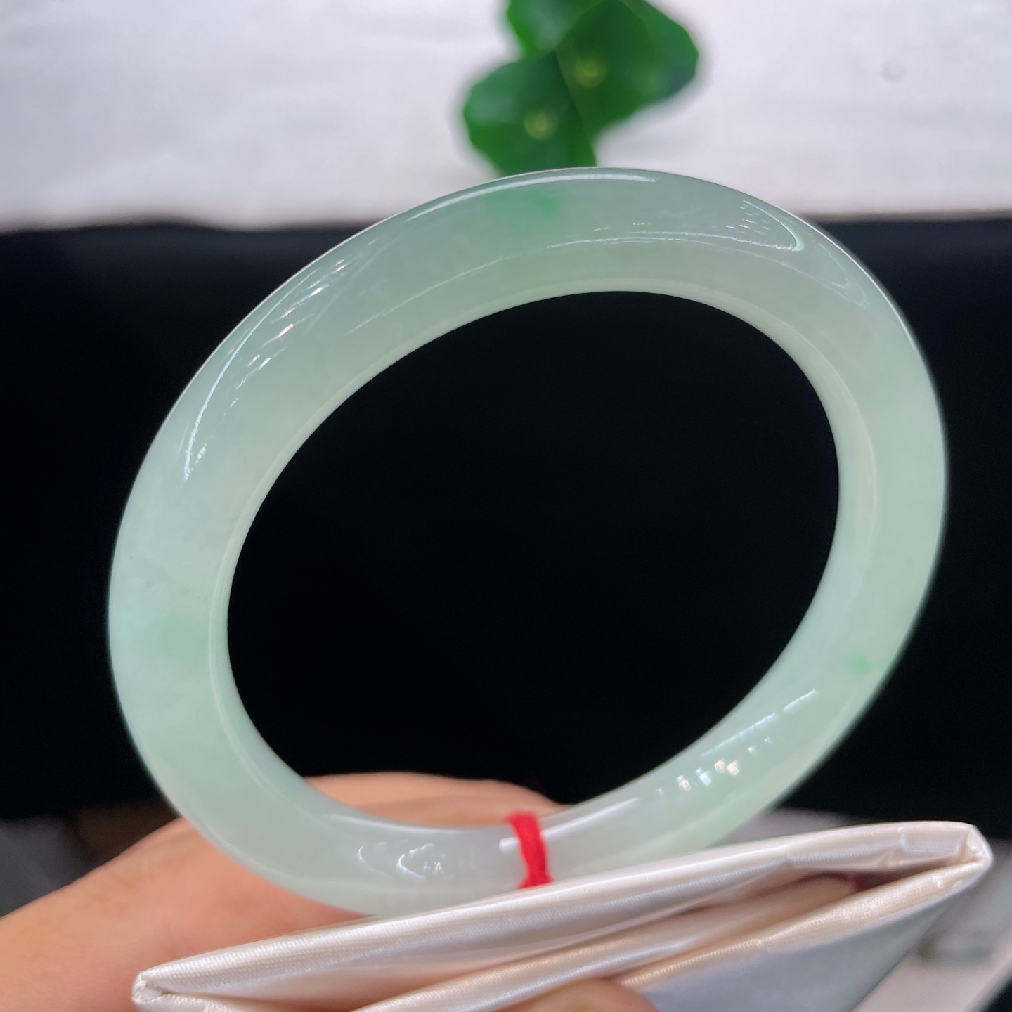 圈口58.4/9.0，冰晴飘绿美人条，58/59可戴，清冰凝翠，一抹鲜绿落玉间。无裂