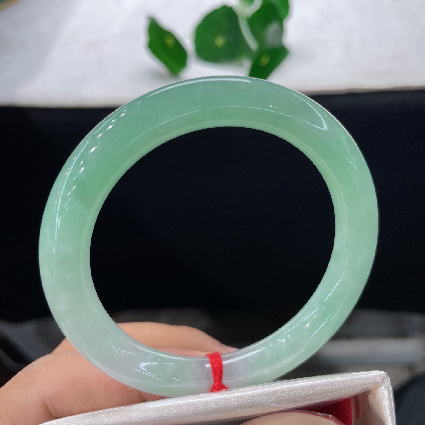 翡翠手镯 圈口56/9.7，冰果绿底圆条，56/57可戴，翠染玉肌，清辉绕腕，微冰丝纹