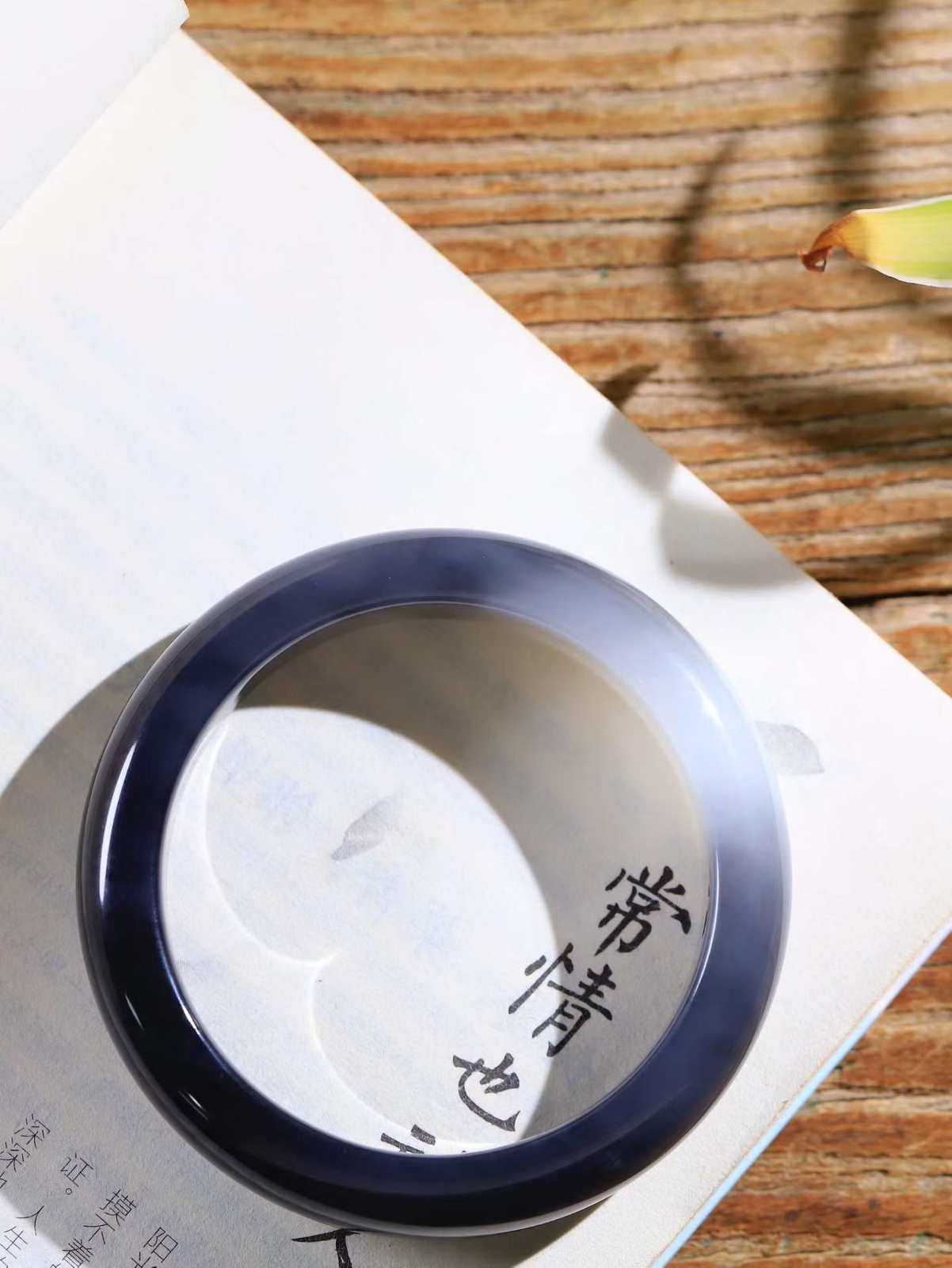 [温润如玉.手镯]

精品️和田玉烟紫白玉双色手镯。玉质温润细腻 油性十足 手感舒适，高华雅逸，线条流畅，简约大气，美自天成，素雅高贵。佩戴于腕间，婉约之美，举手投足间透出那份低调奢华。重77.45克 内径58.5mm尺寸15.6-9.2mm78802300L