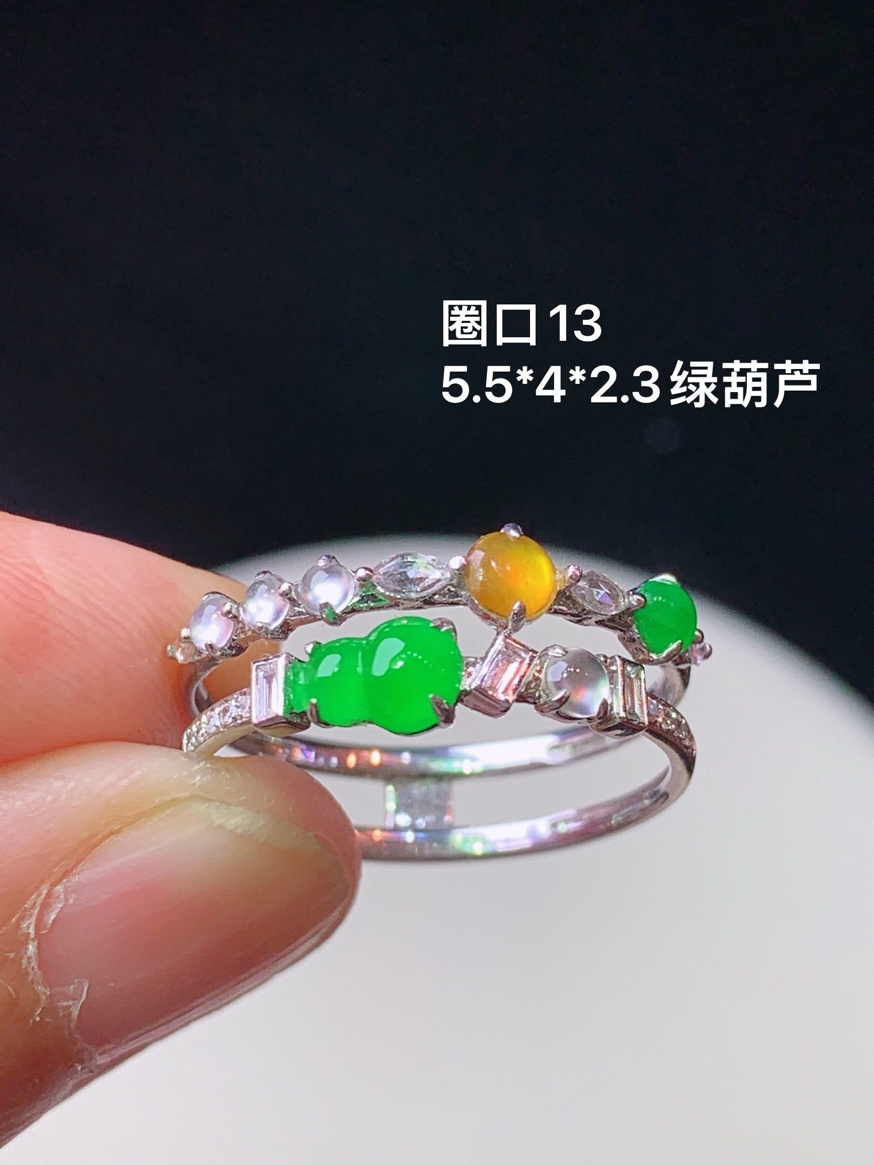 18k金钻镶嵌阳绿葫芦戒指 玉质细腻 色泽艳丽清新 水润亮眼 圈口13 裸石尺寸5.5*4*2.3 m7