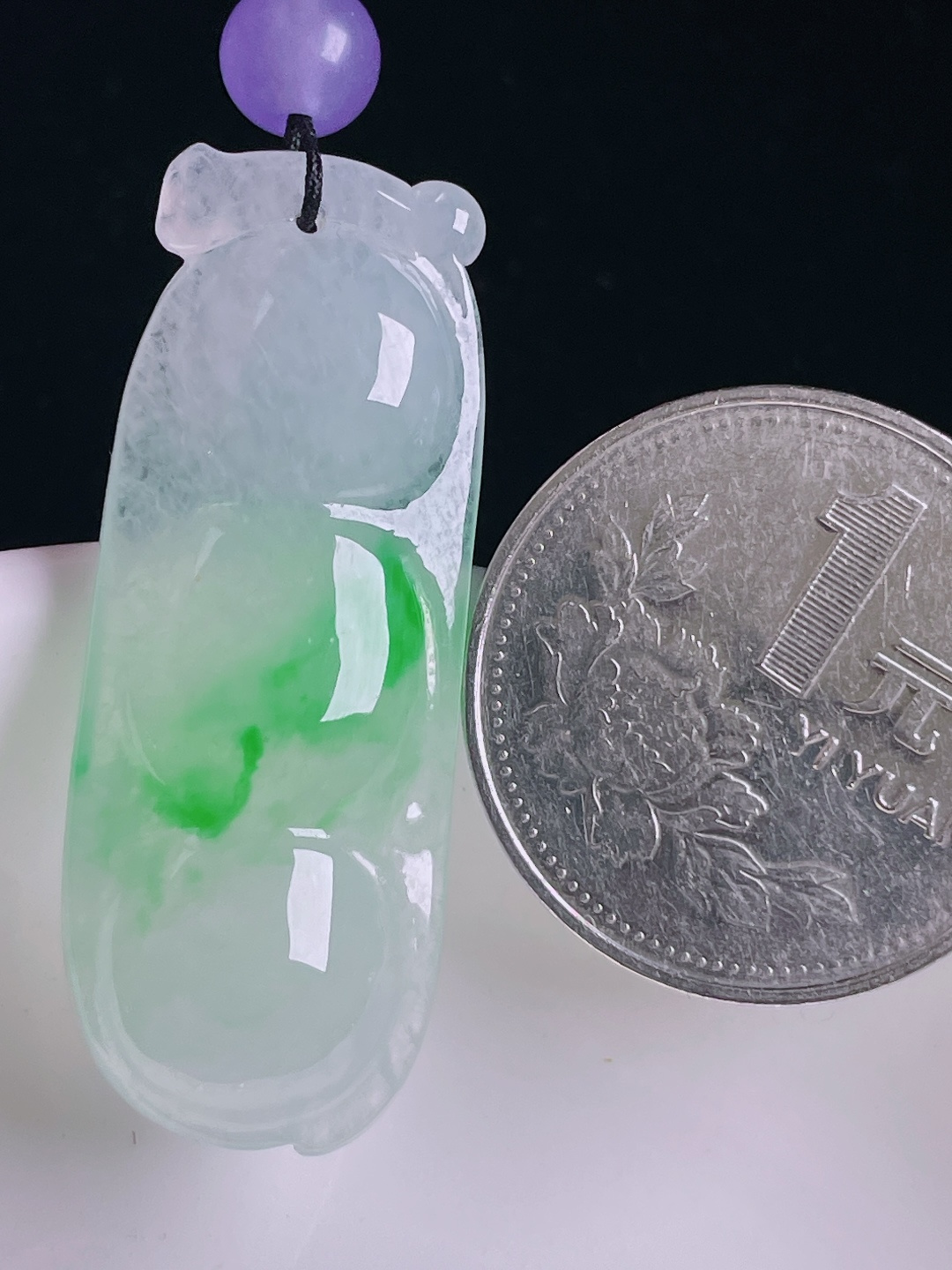 冰绿福豆/豆子，老种起光，细底通透，尺寸：39.4/15.4/6.3mm0826