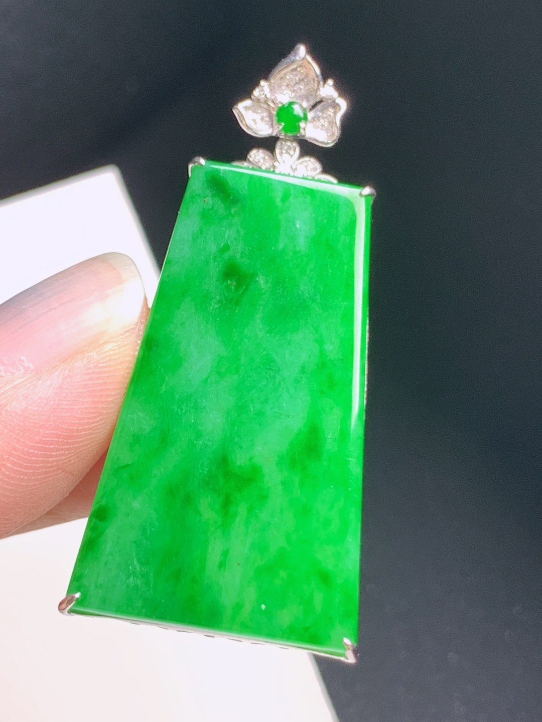 满绿方牌吊坠，色浓均匀，简约大气，平安顺遂