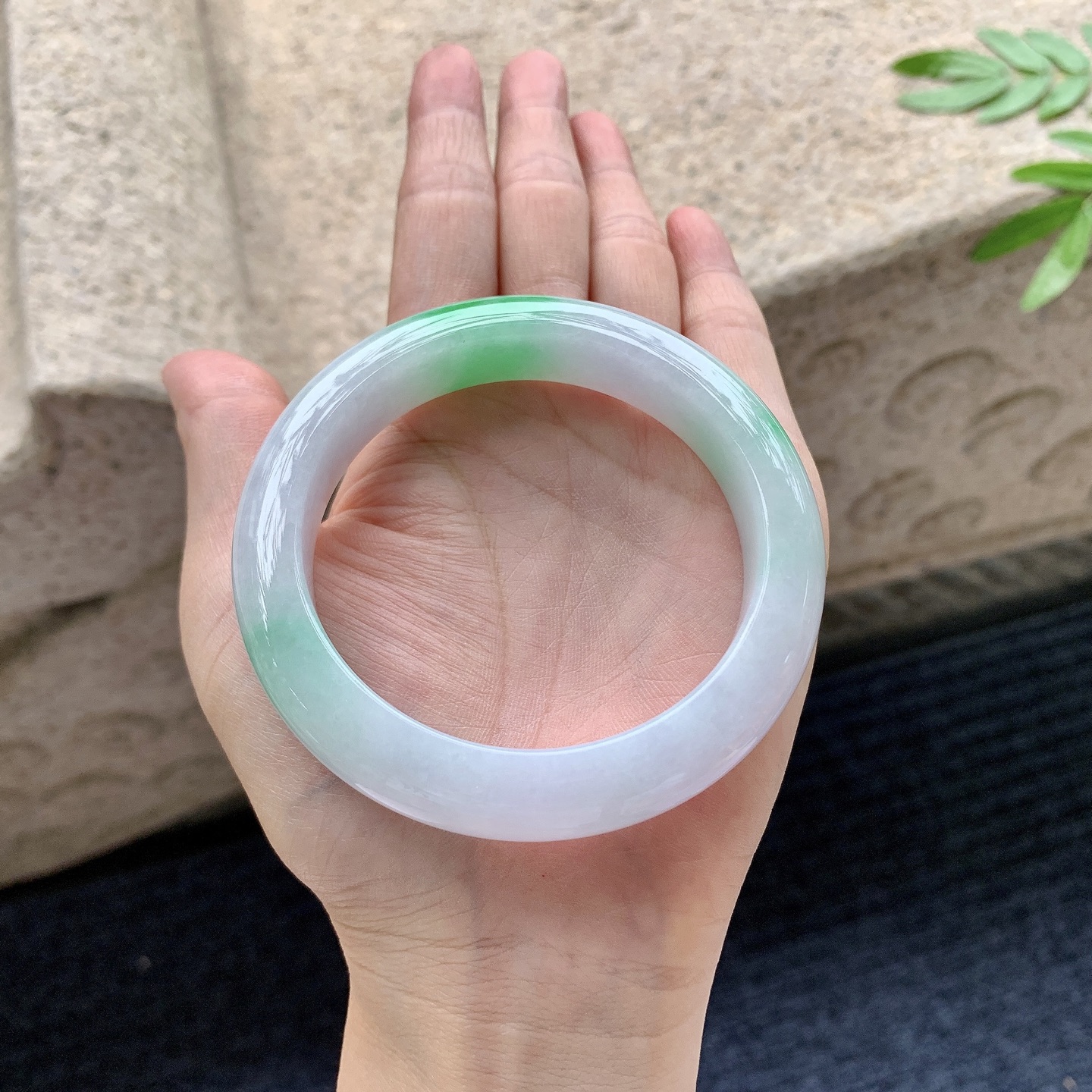 正圈56 57，圈口57.6/12.7/9.5，编码G9082719，描述细糯飘绿，水润，种老，细腻，打灯有棉纹