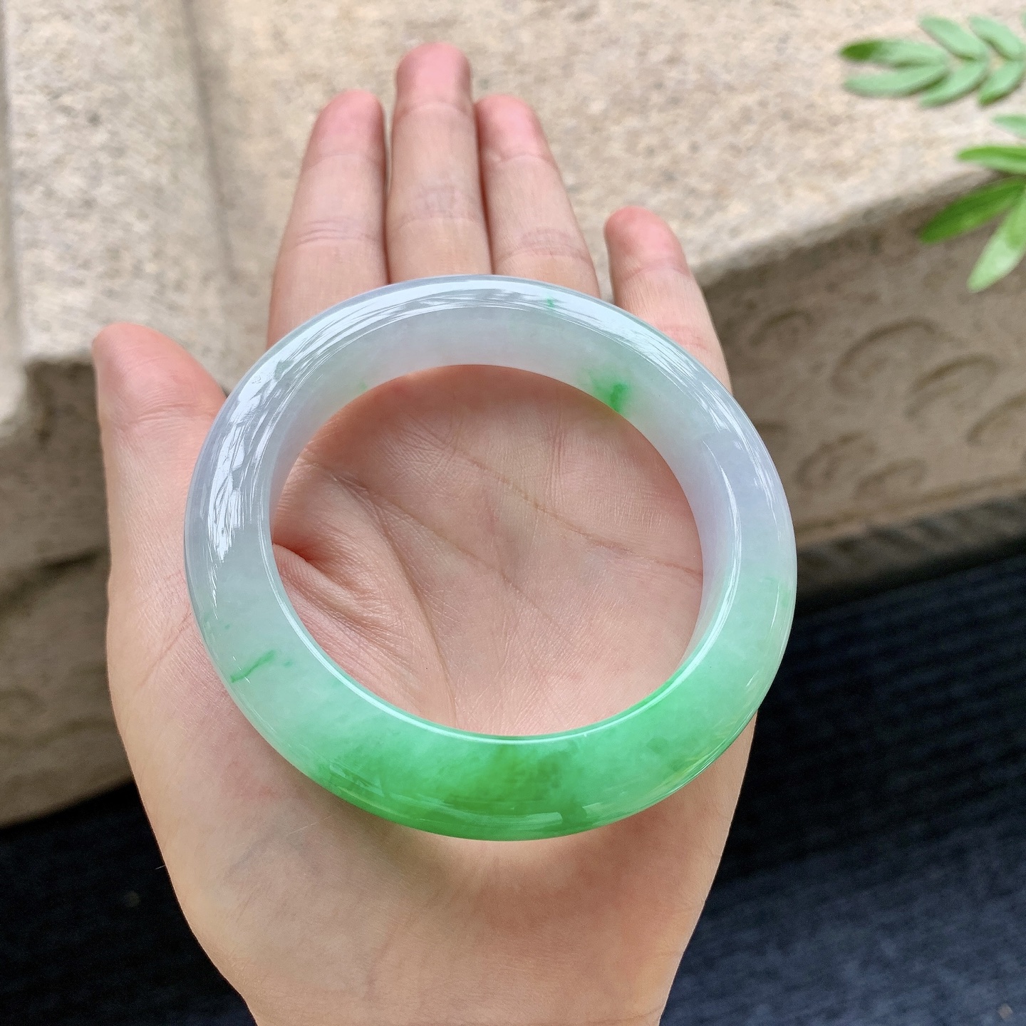 正圈53 54,圈口54.3/12/9.7,编码B2082738,描述冰糯飘辣阳绿，水润，种老，细腻