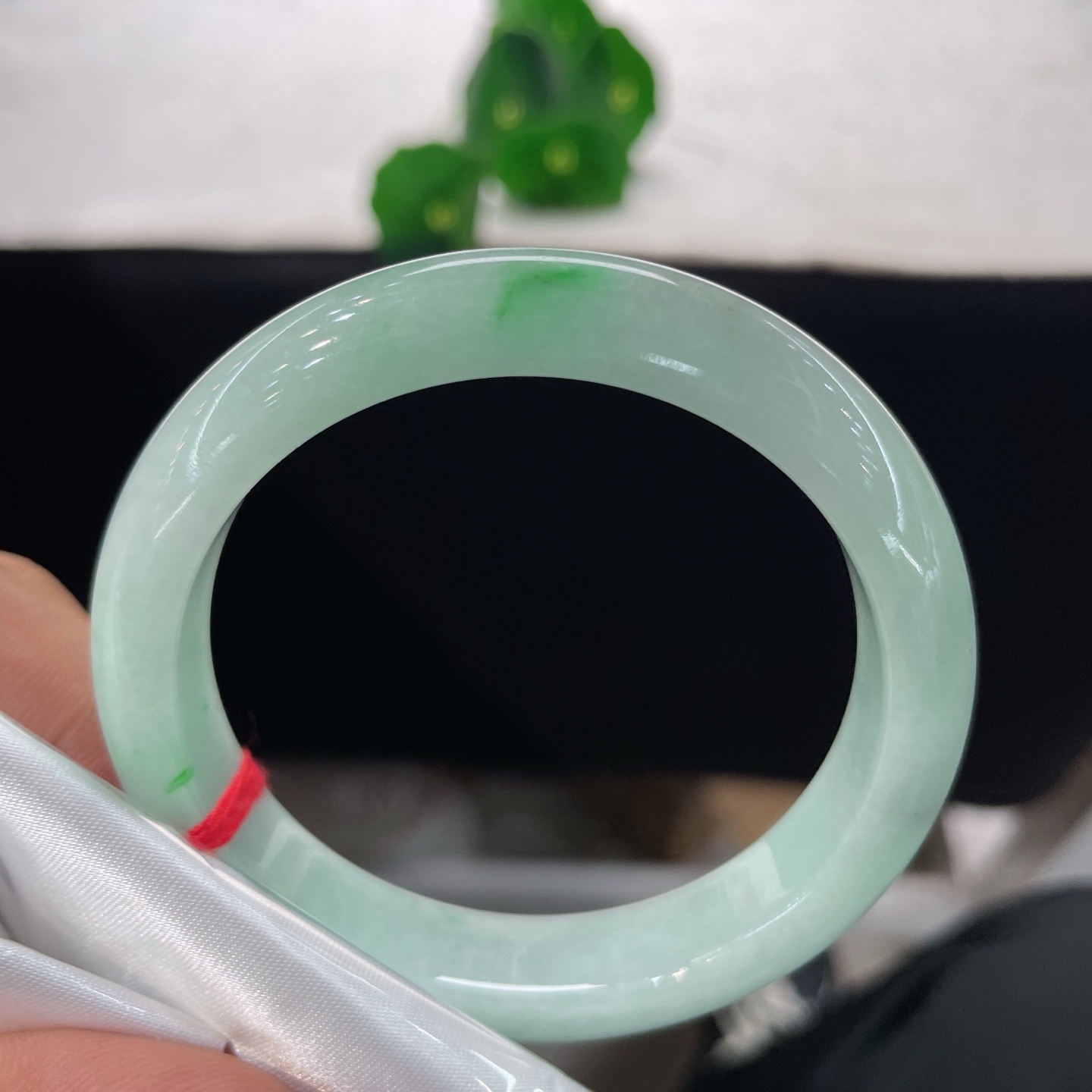 翡翠手镯 圈口55.6/11.8/8.1，白底青正圈，55/56可戴，清新浅绿底色，几抹正阳绿俏然点缀，无裂。