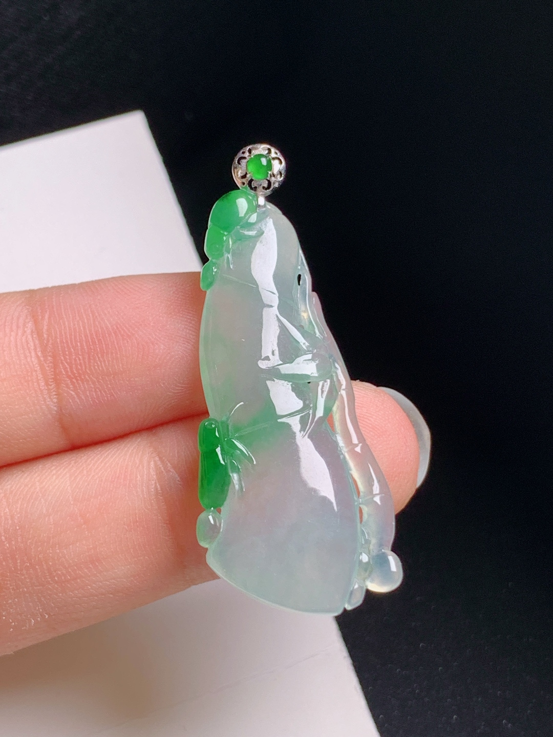 冰种飘绿竹节吊坠，冰透灵动，雕工细腻，节节高升
