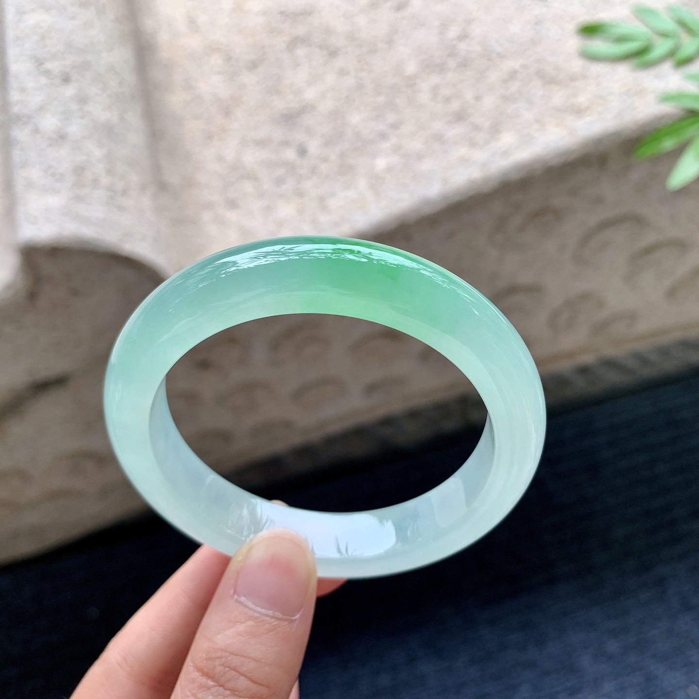 正圈53 54，圈口54.7/12/8.3，编码BA082713，描述冰飘阳绿，清透，水润，种老，细腻，打灯有棉纹