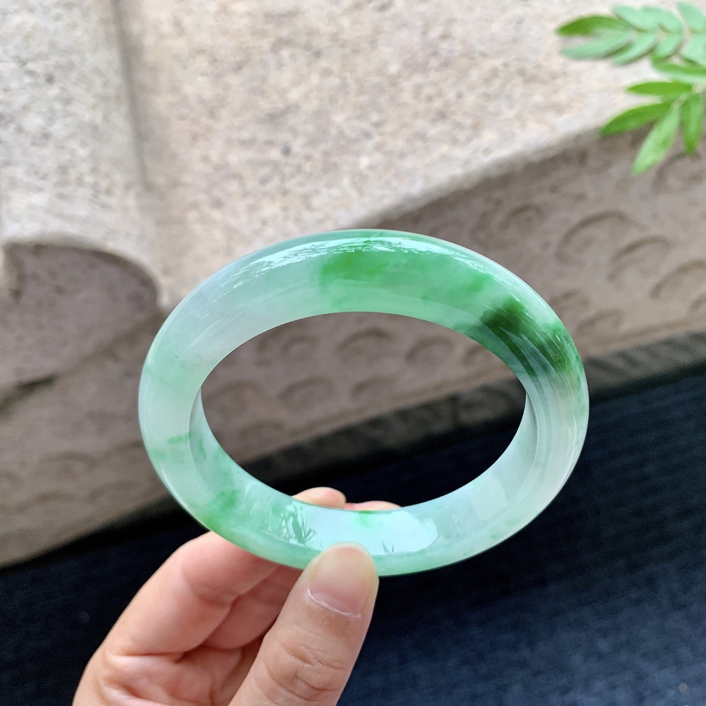 正圈58 59,圈口59.7/13.1/9.8,编码WW082724,描述糯冰飘绿，水润，种老，细腻，有纹线