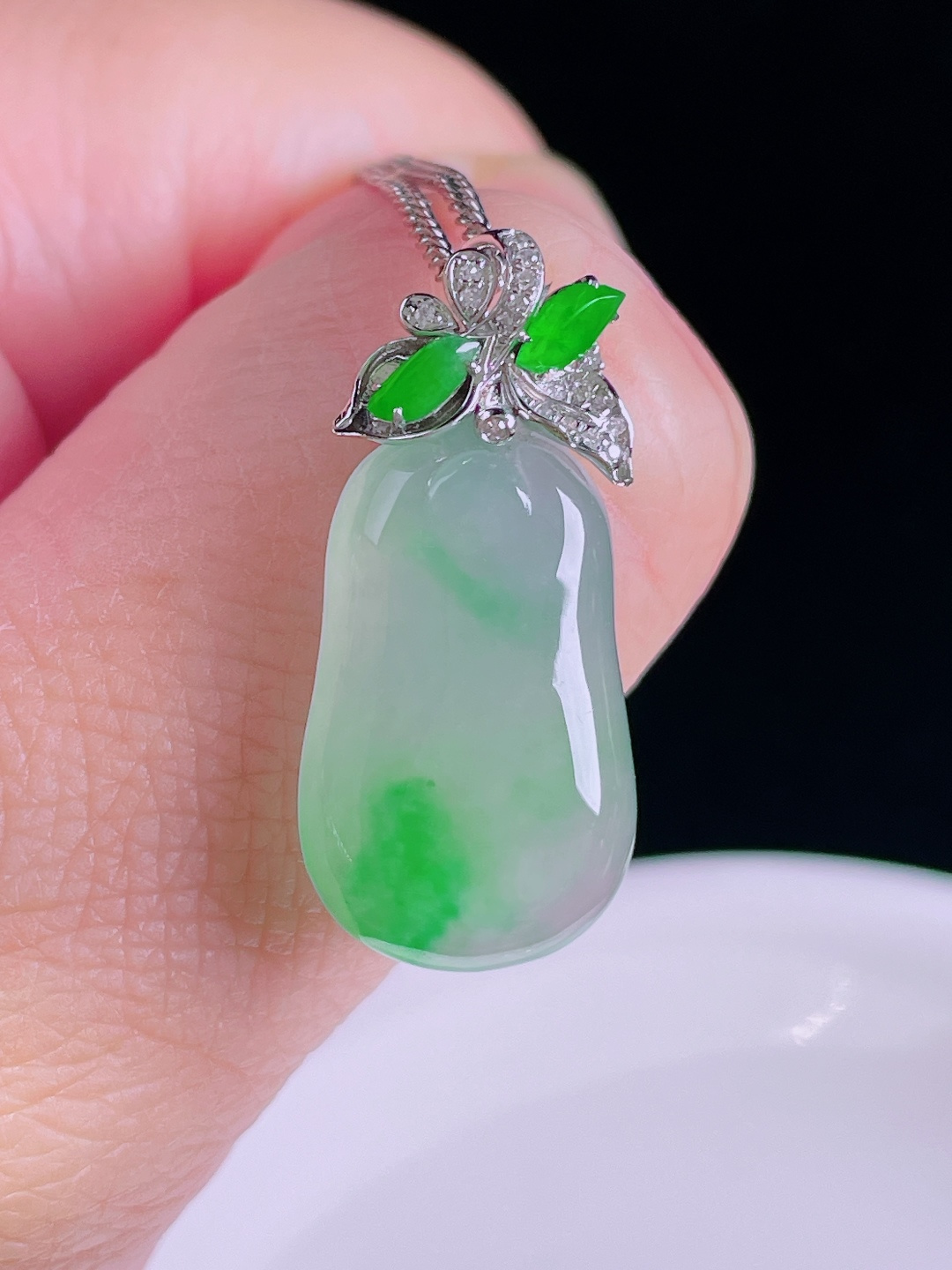 冰绿福瓜，18k镶嵌，老种起光，细底通透，尺寸：28裸石22.8/13/4.7mm0826